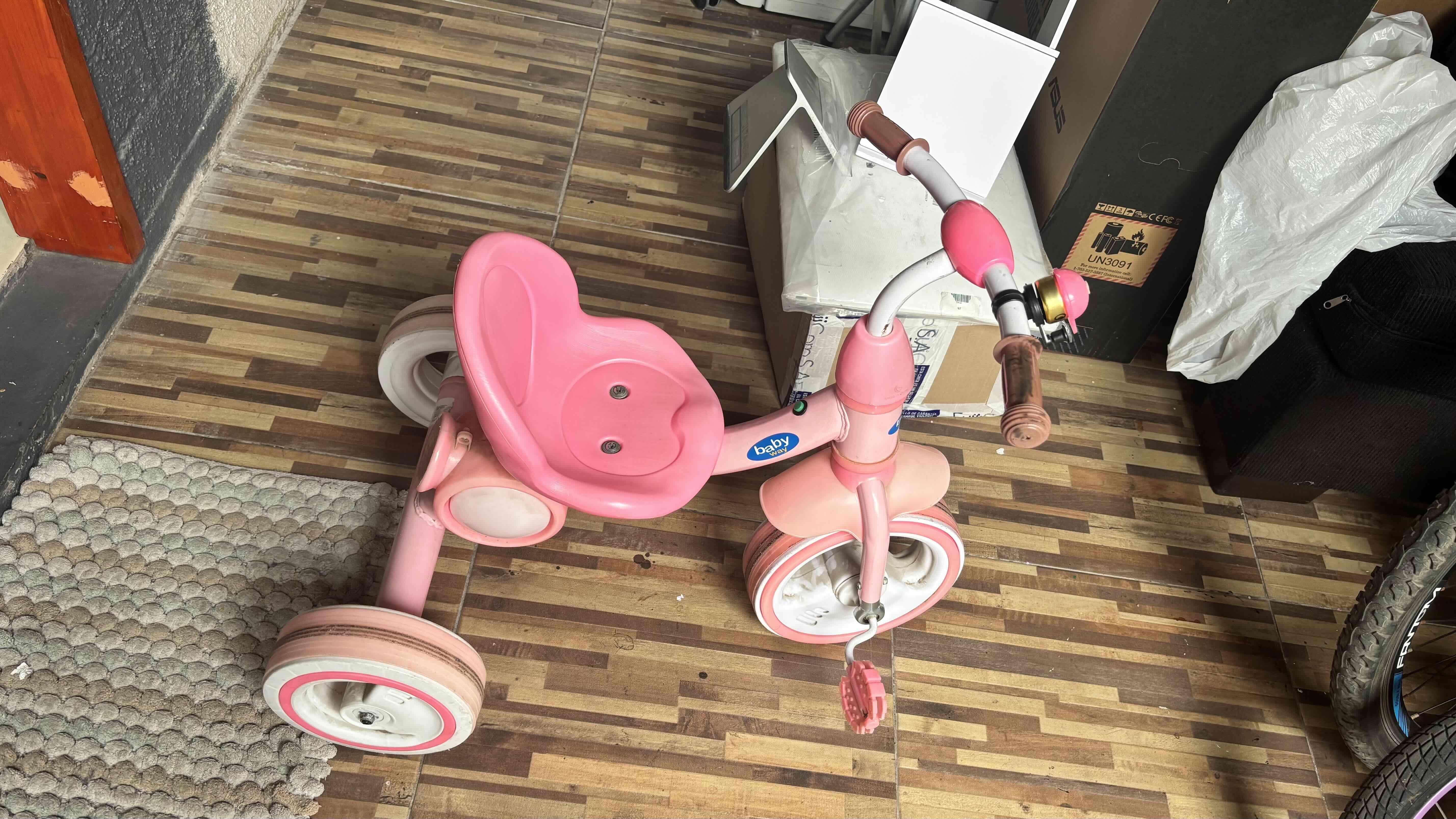 Triciclo infantil rosado musical - miniatura 1