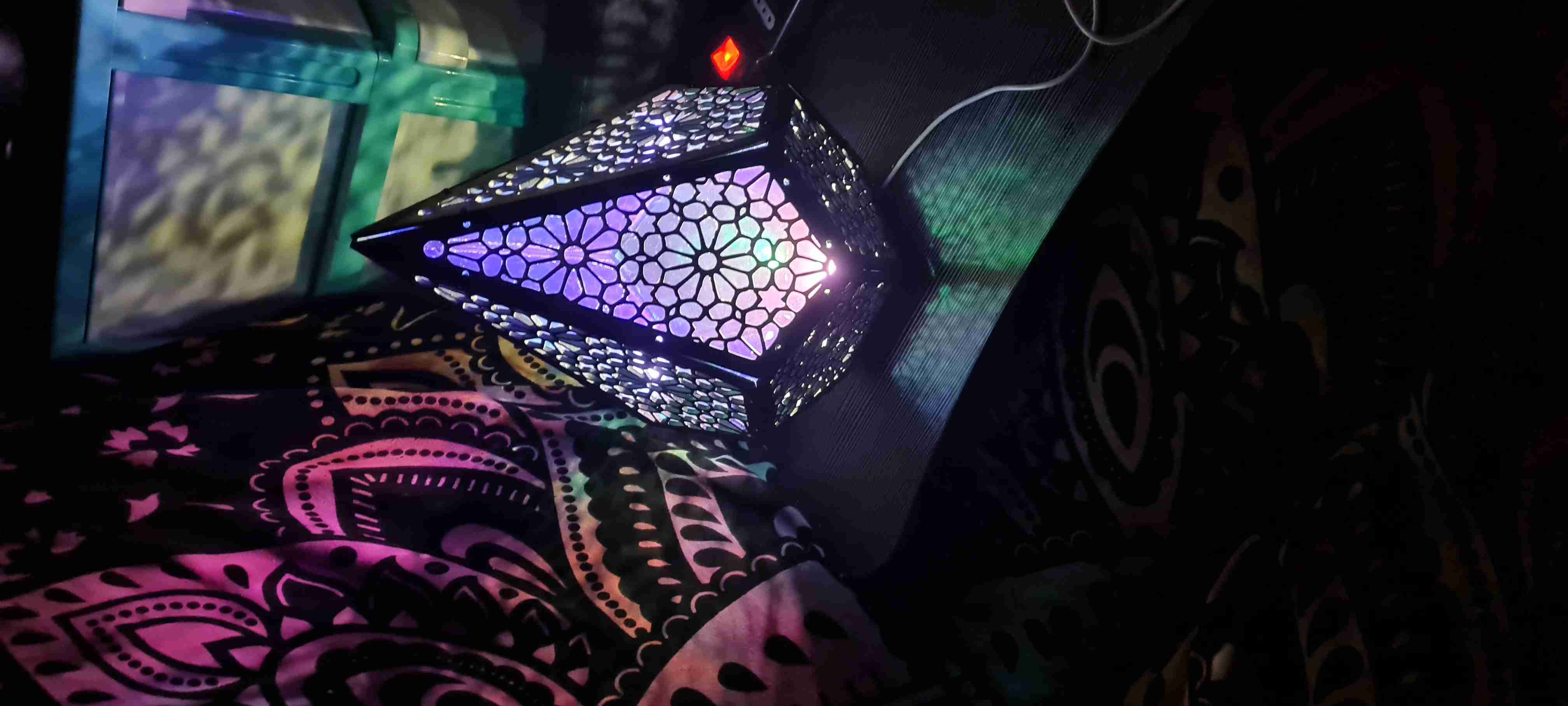 Lámpara decorativa geométrica - miniatura 1