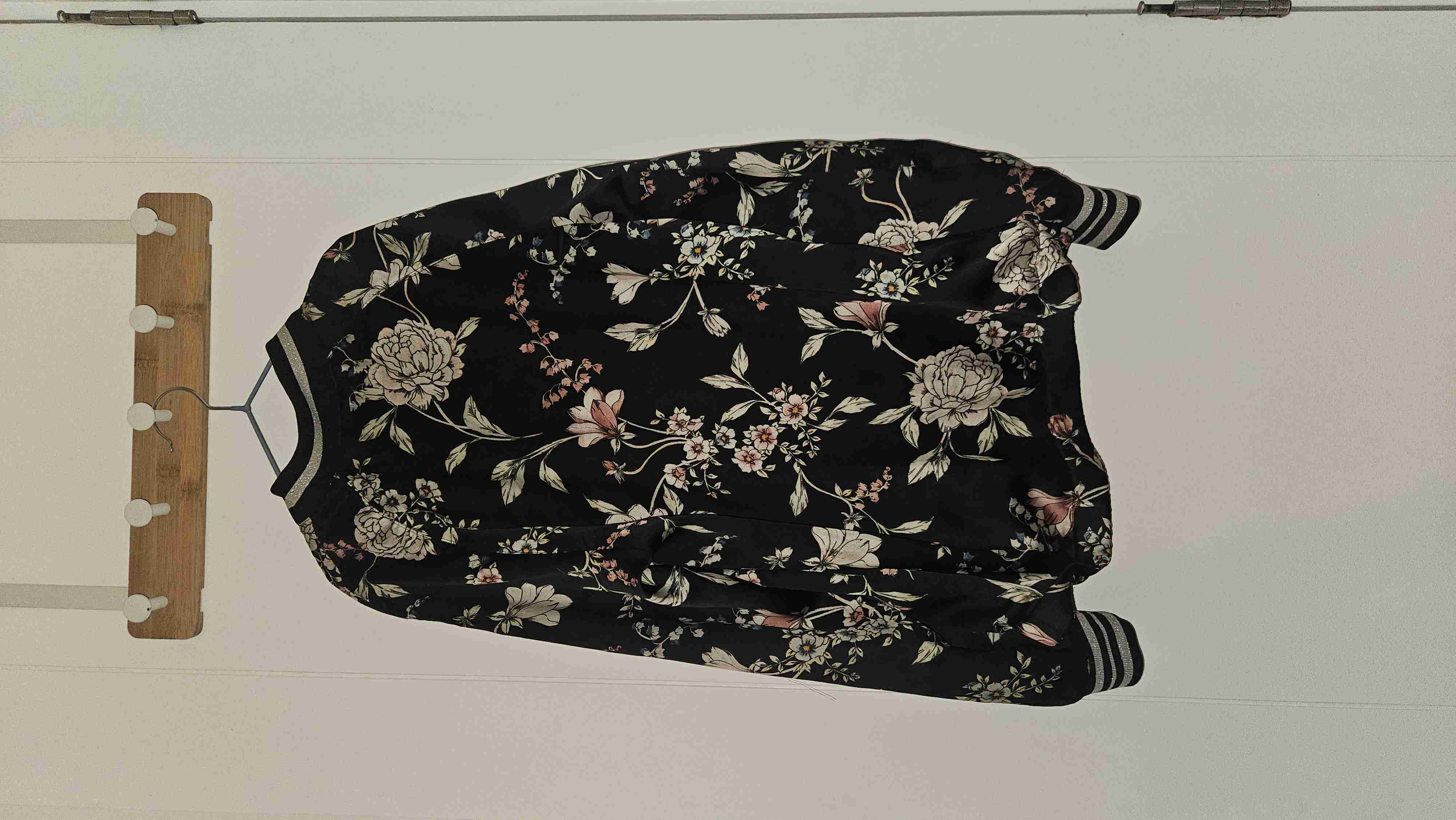 Bomber negra floral - miniatura 3