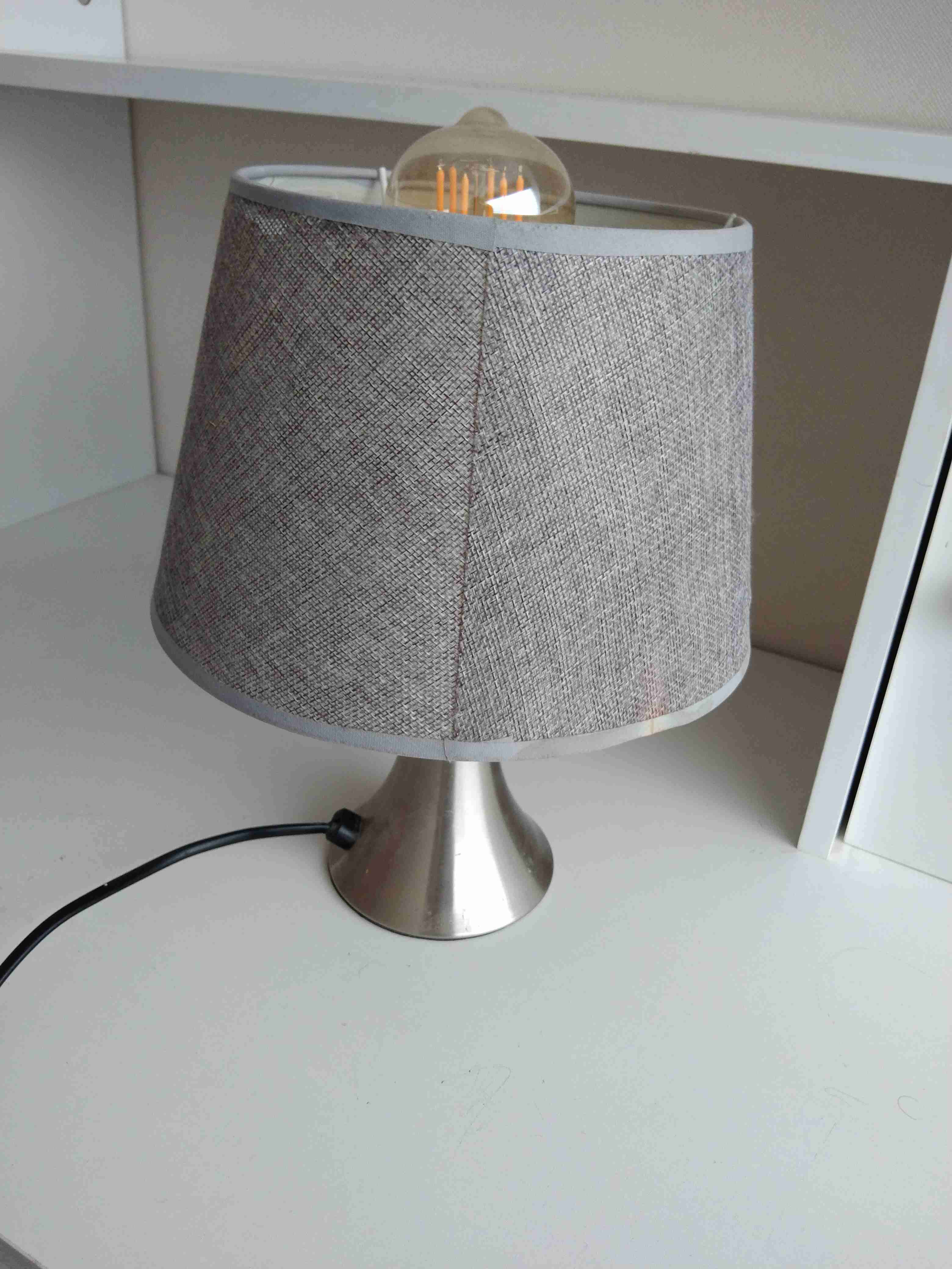 Lámpara de mesa gris moderna