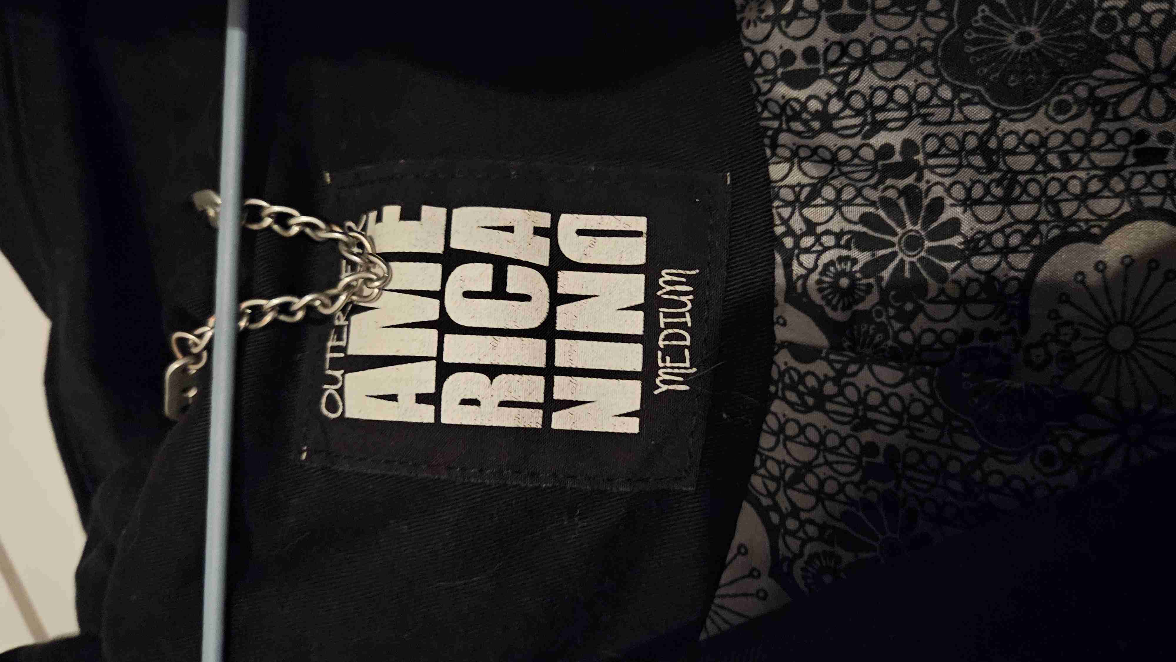 Abrigo negro con capucha - miniatura 2