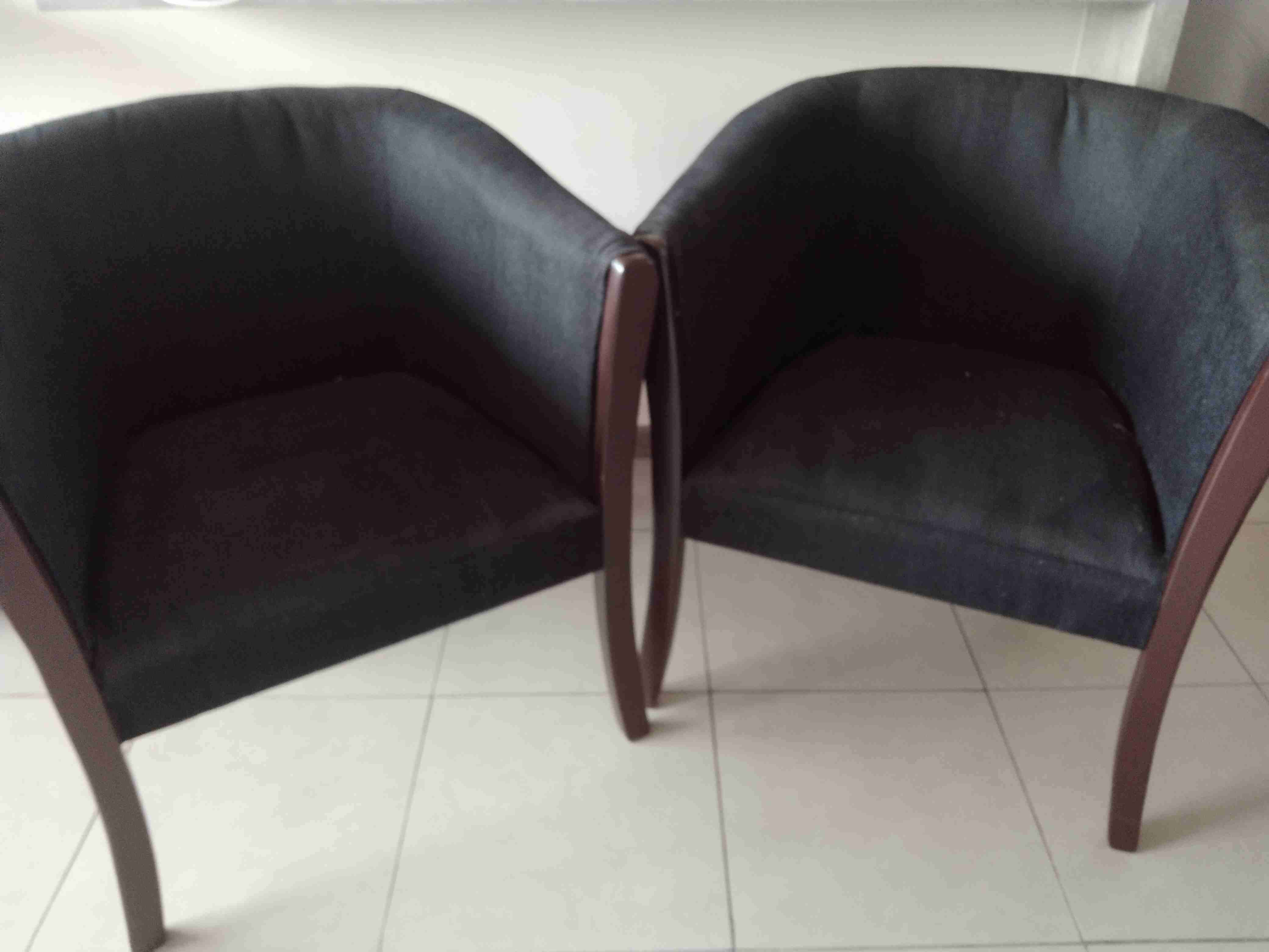 Par de sillones negros de madera - miniatura 1