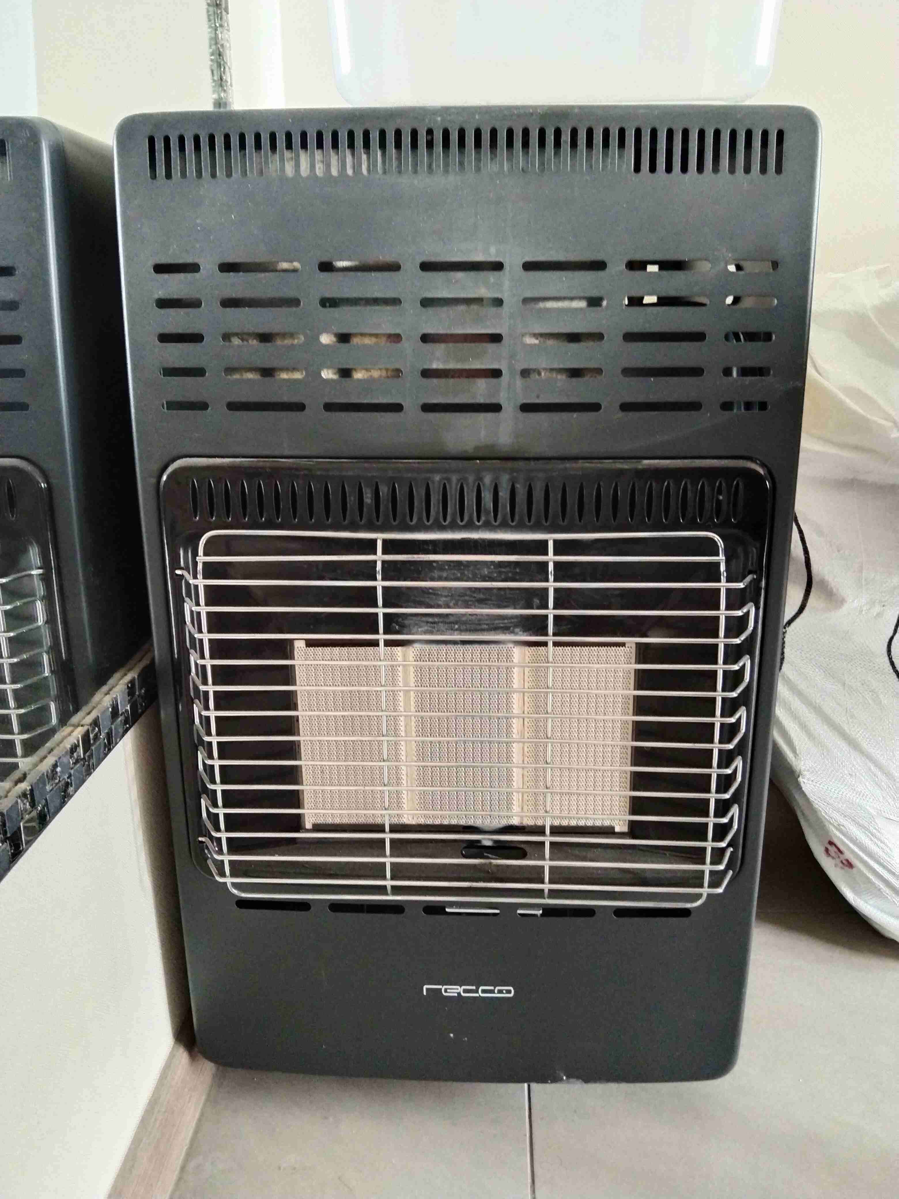 Estufa a gas negra Recco con ruedas