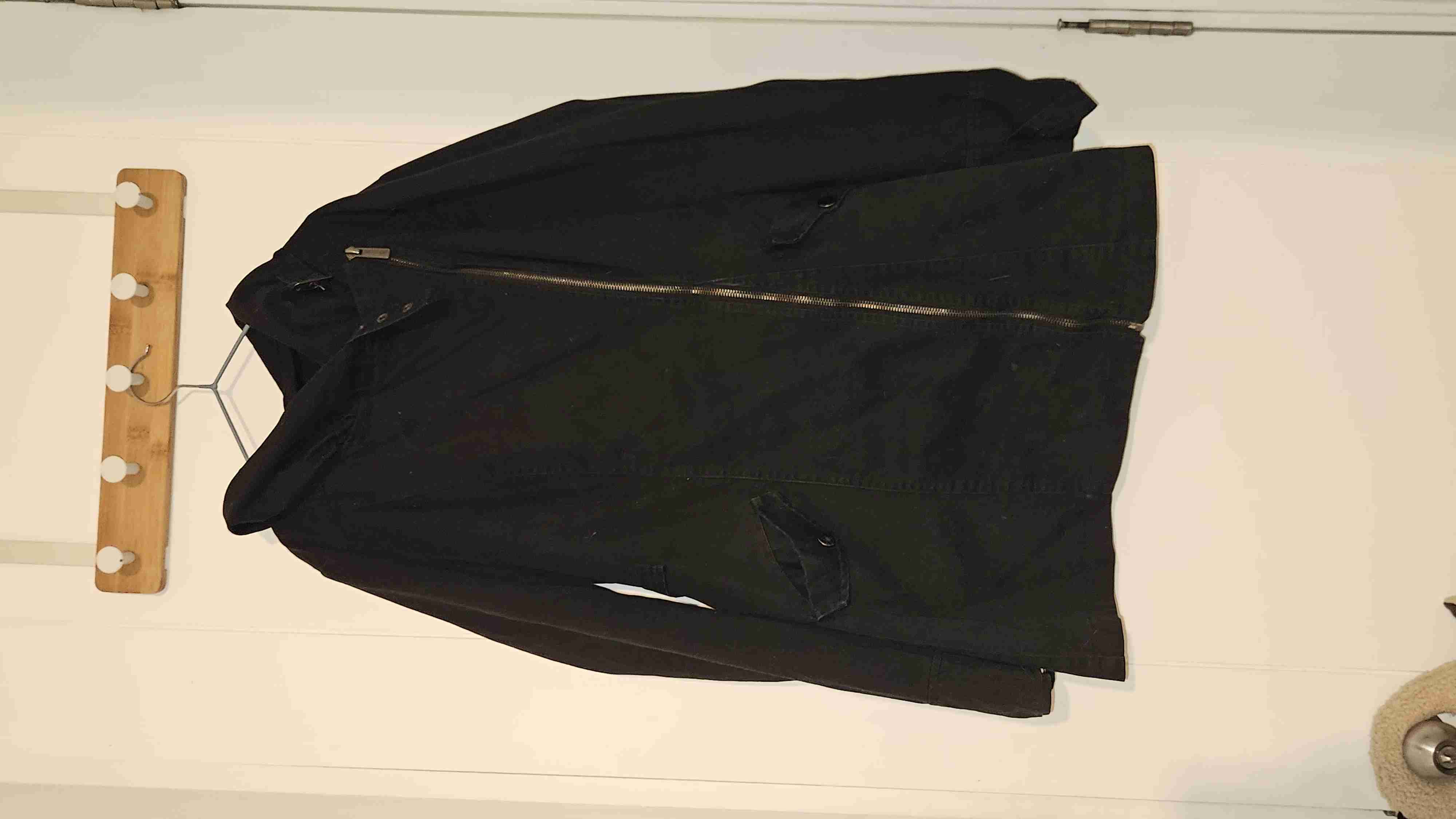 Abrigo negro con capucha - miniatura 1