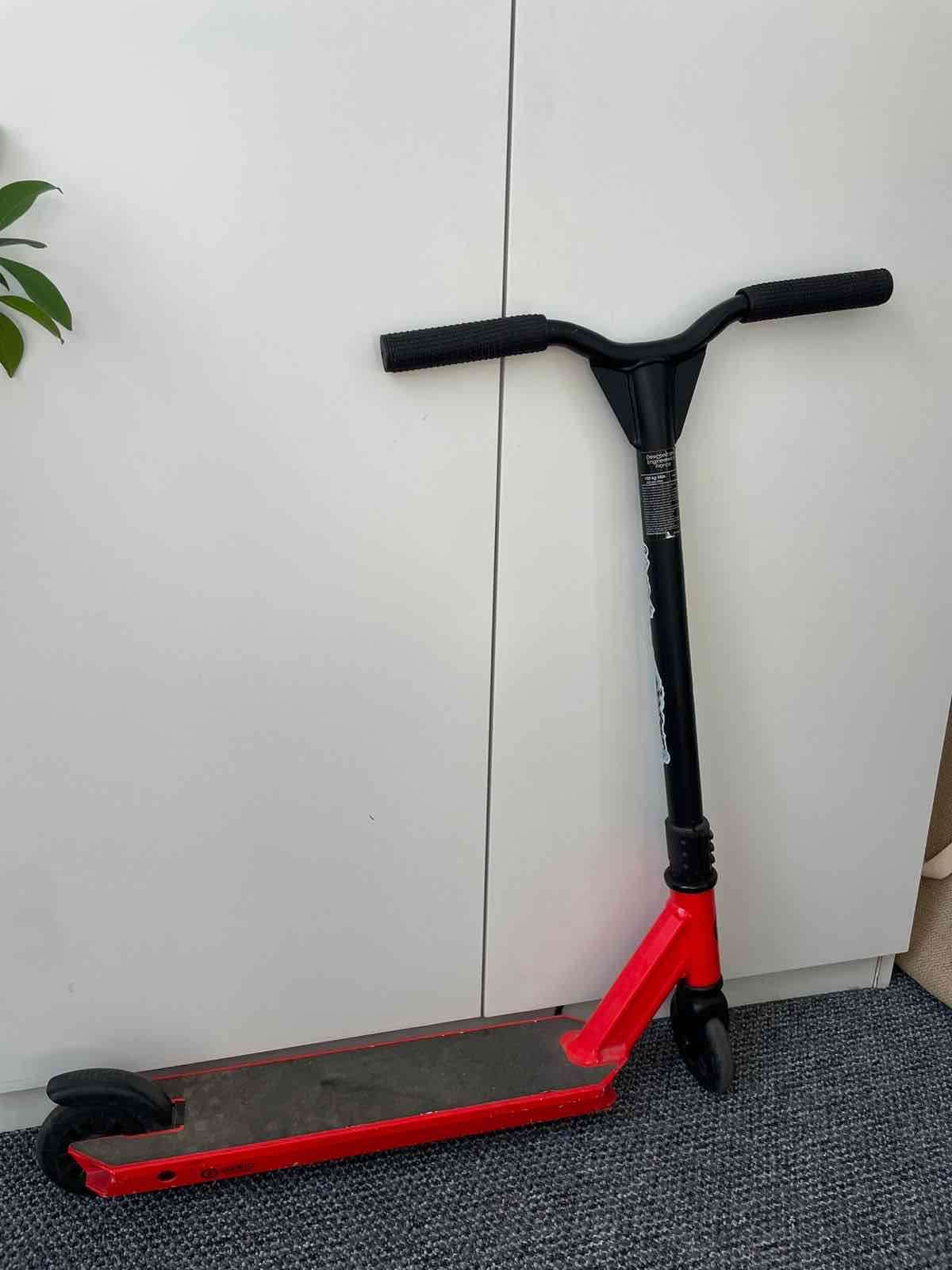 Scooter rojo para niños - miniatura 1