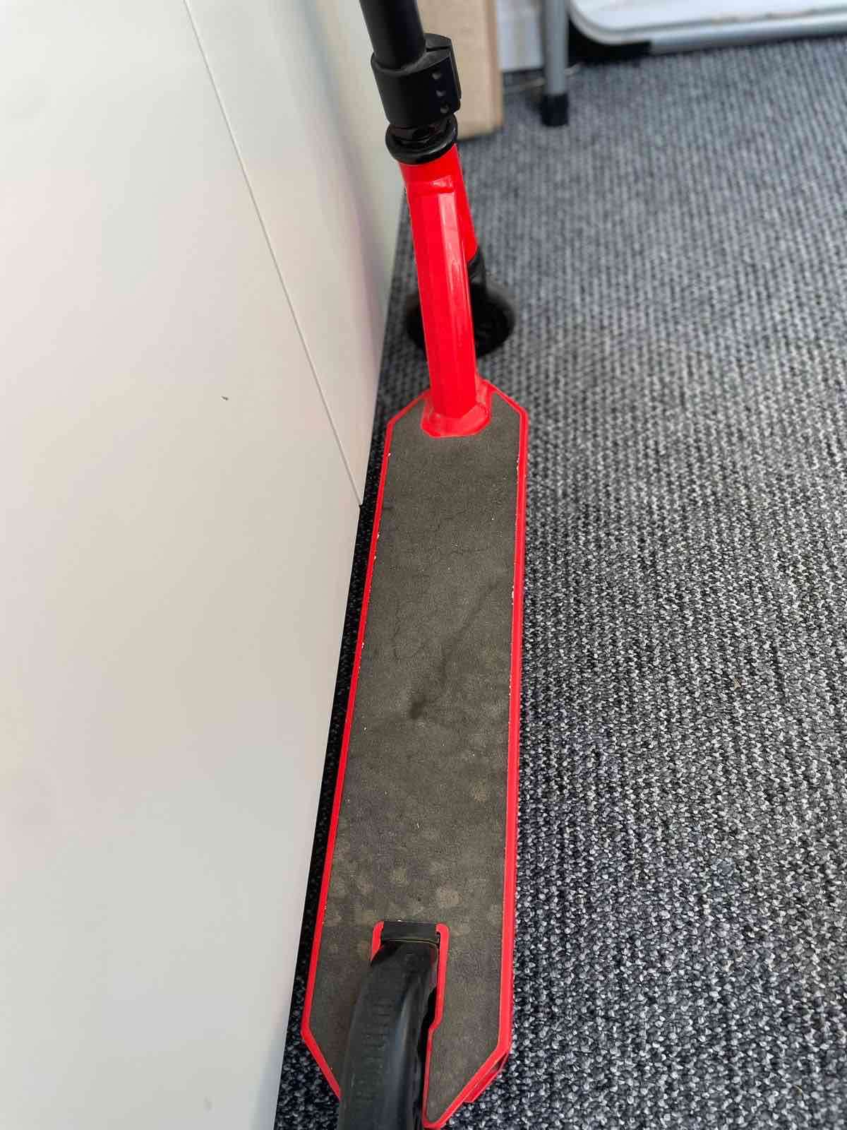 Scooter rojo para niños - miniatura 2