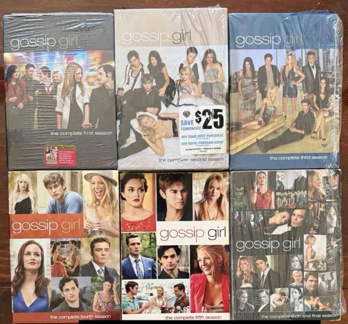 Cajas con series Gossip Girl