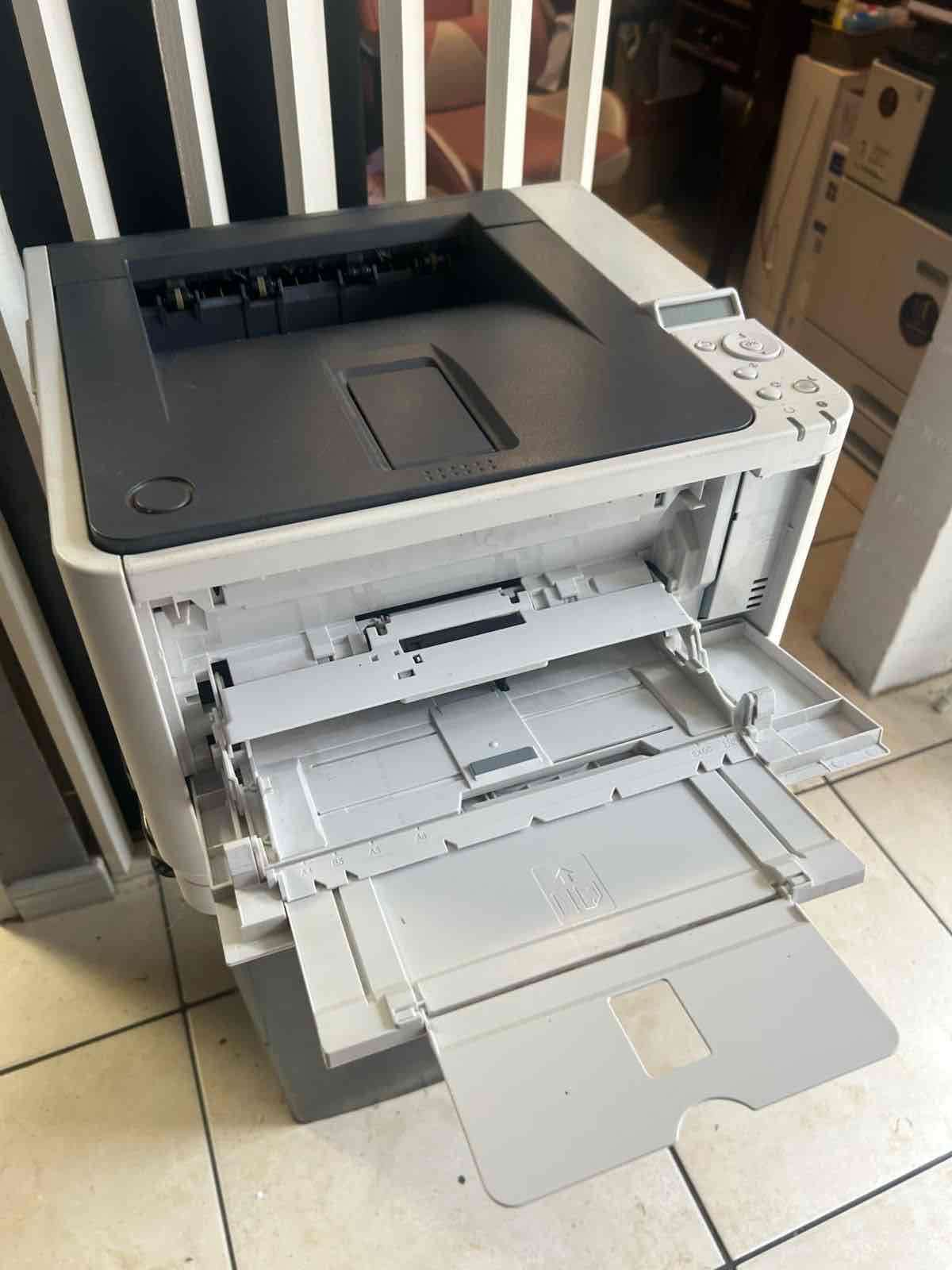 Impresora monocromática láser OKI ES5112 - miniatura 2