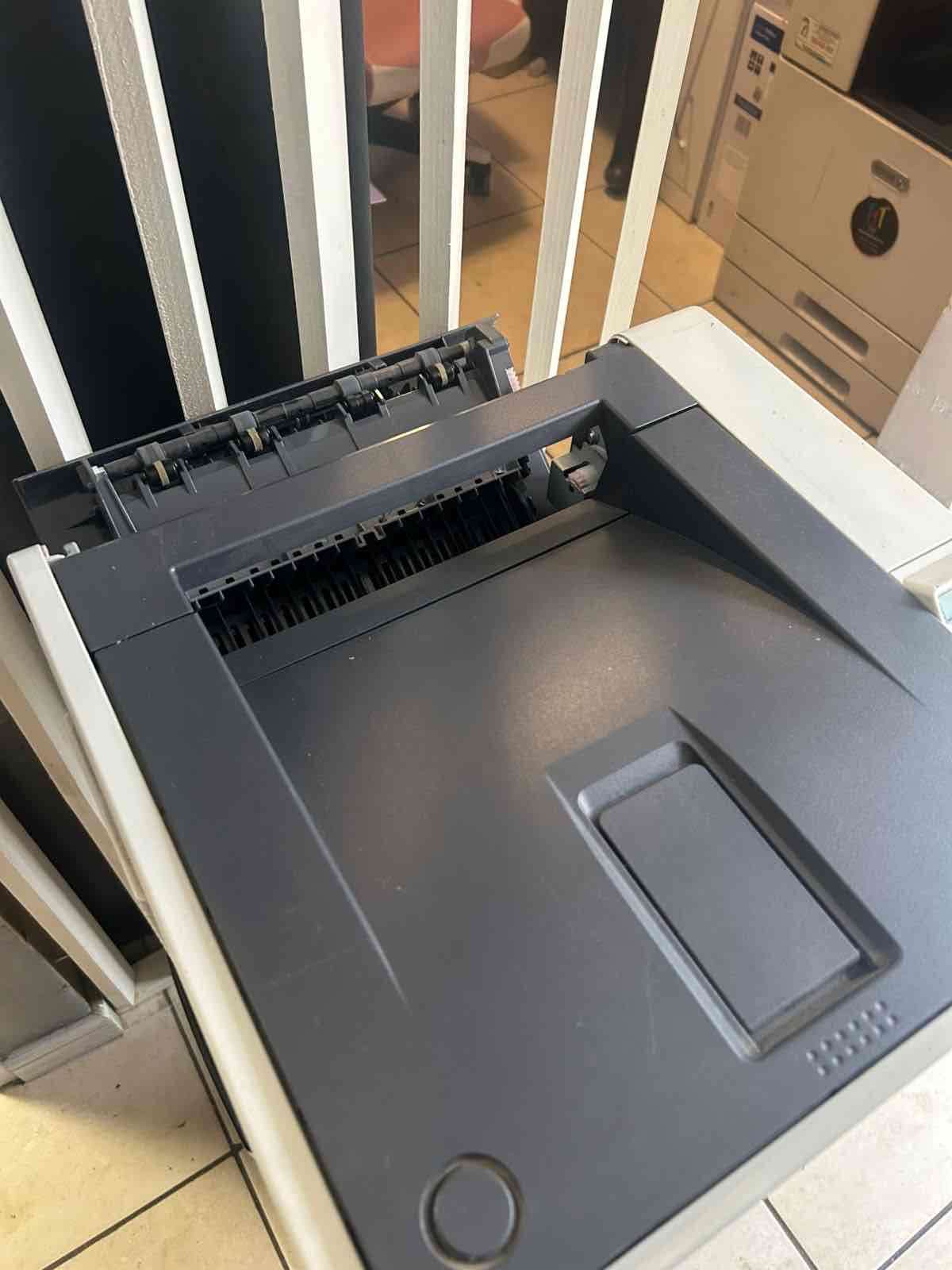 Impresora monocromática láser OKI ES5112 - miniatura 4