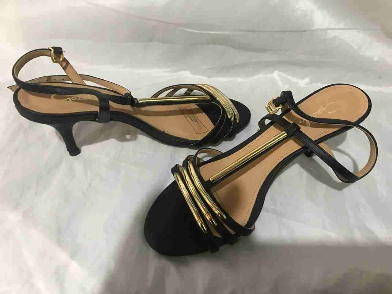 Chalas de lujo negras con detalles dorados