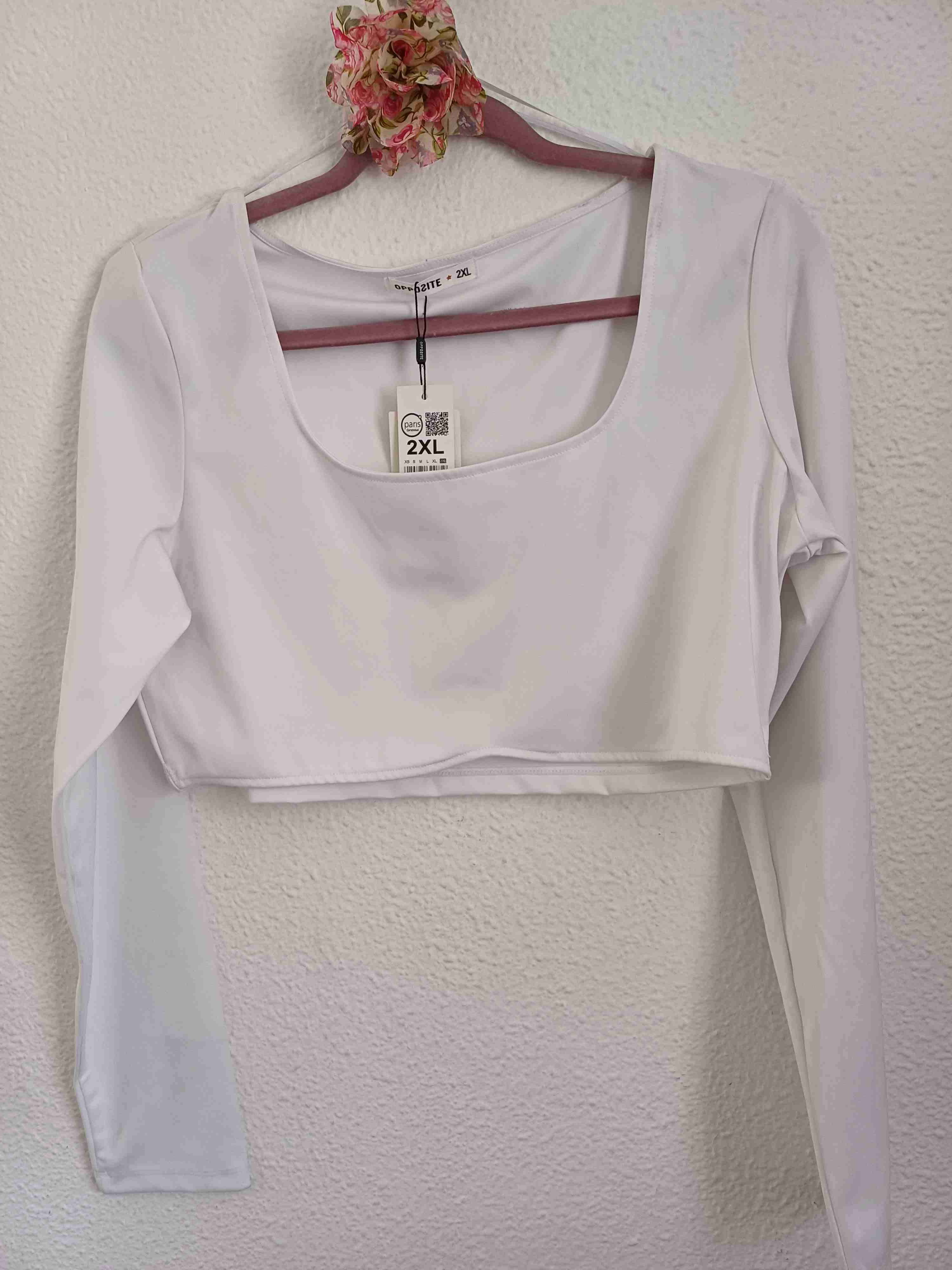 Top blanco con escote cuadrado