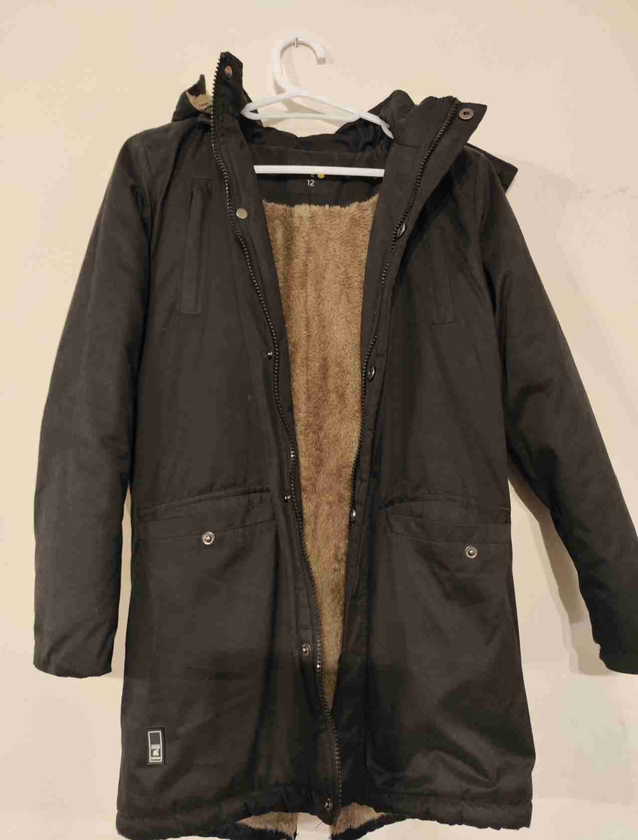 Abrigo negro con capucha