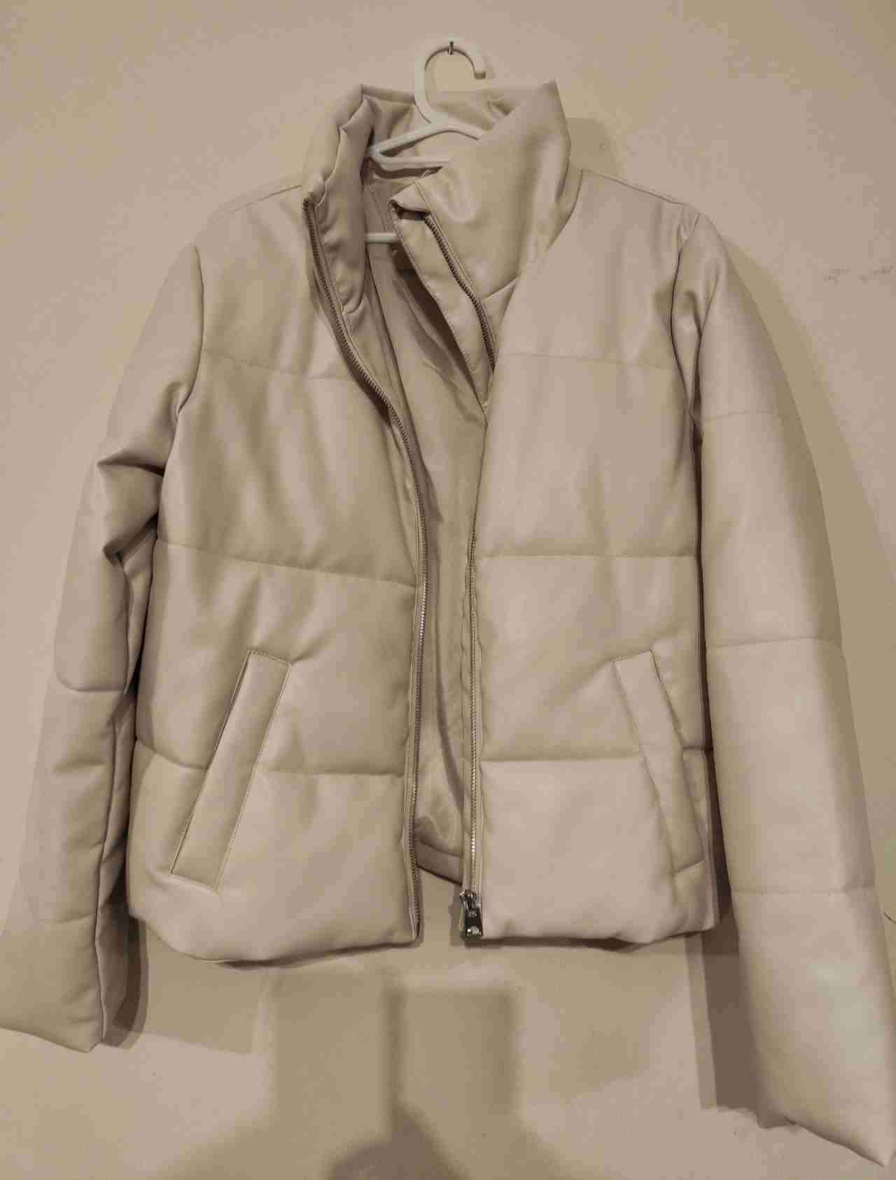 Chaqueta acolchada beige símil cuero