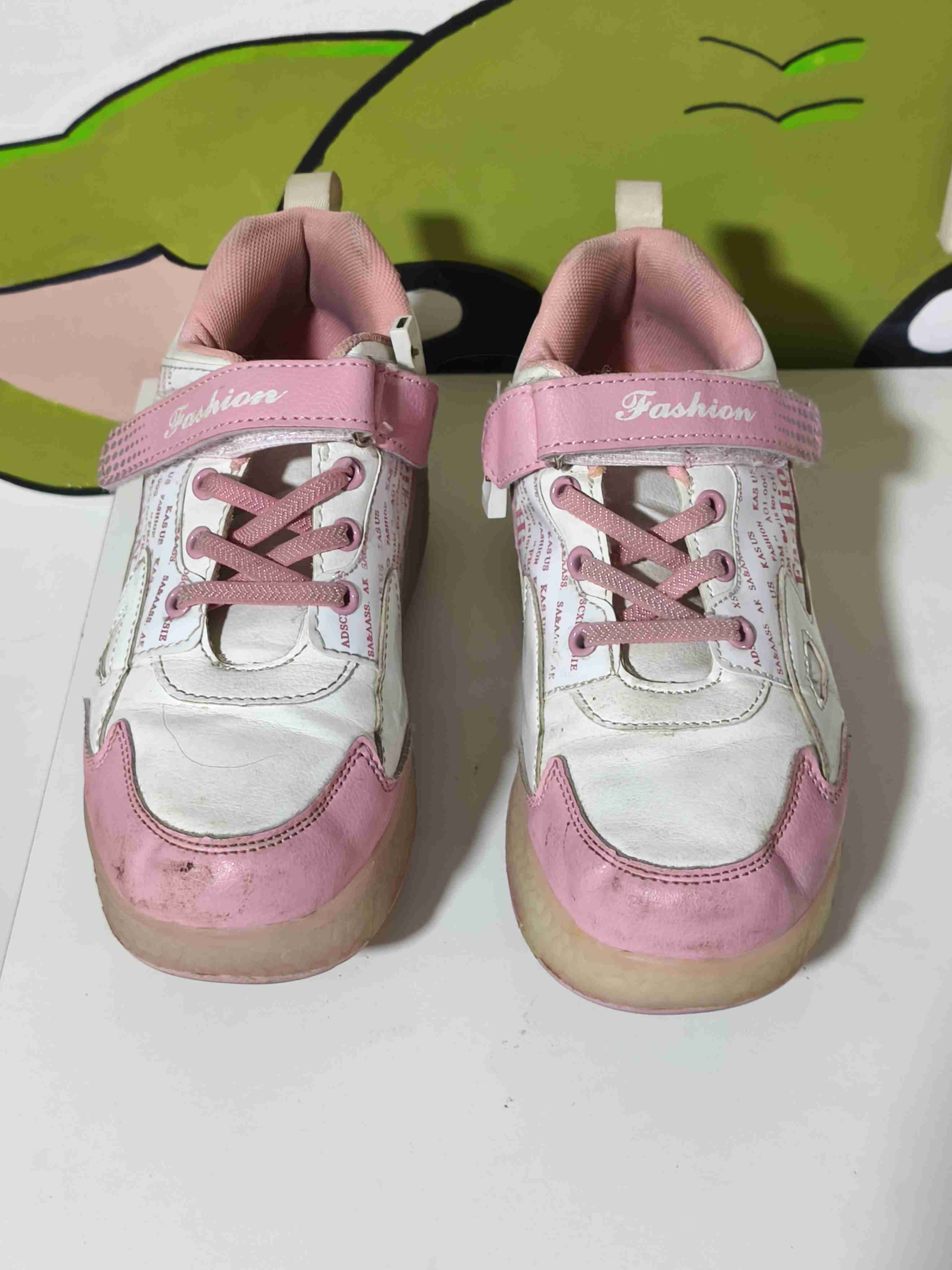 Zapatillas con ruedas rosadas y blancas
