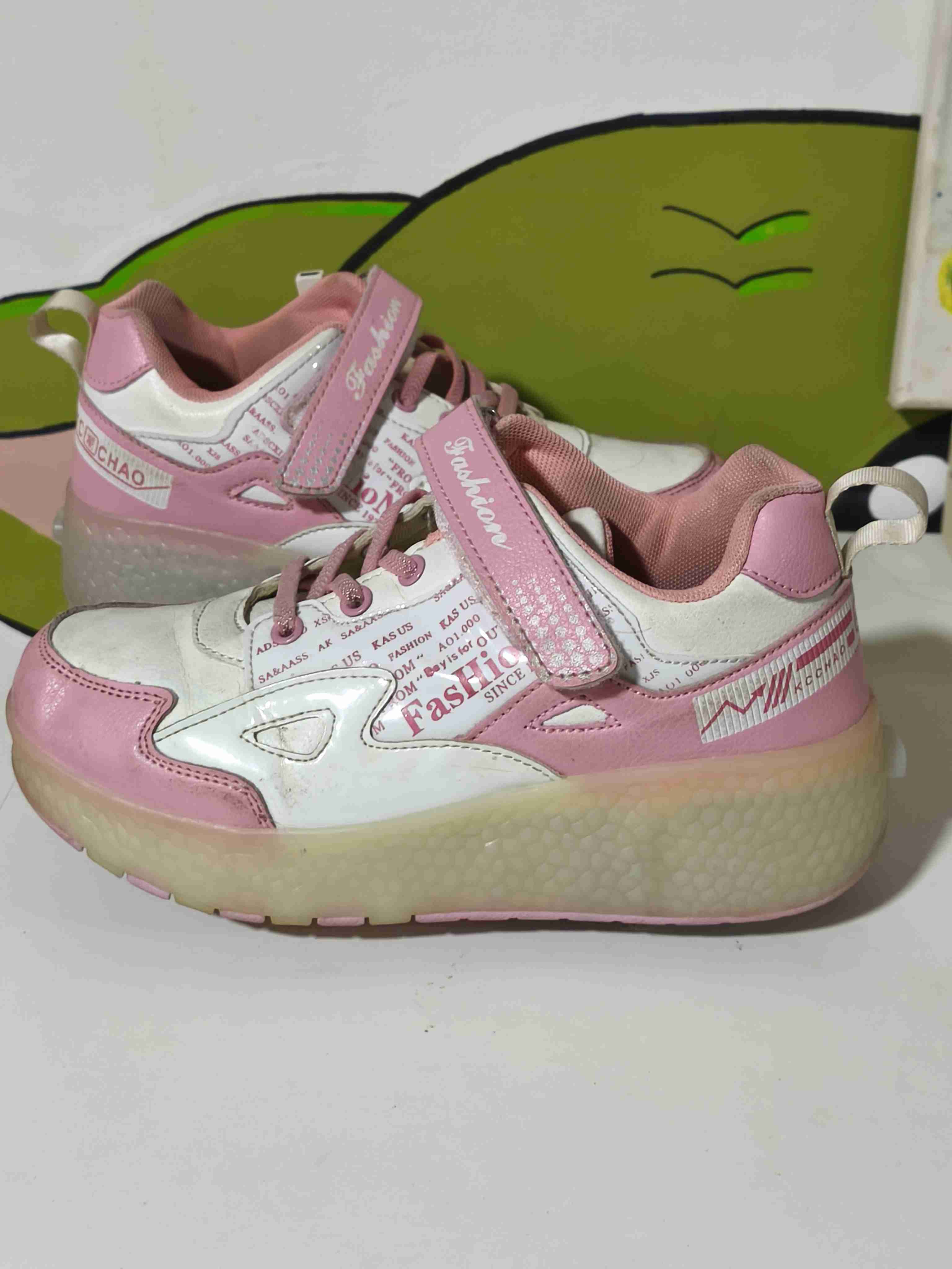 Zapatillas con ruedas rosadas y blancas - miniatura 2