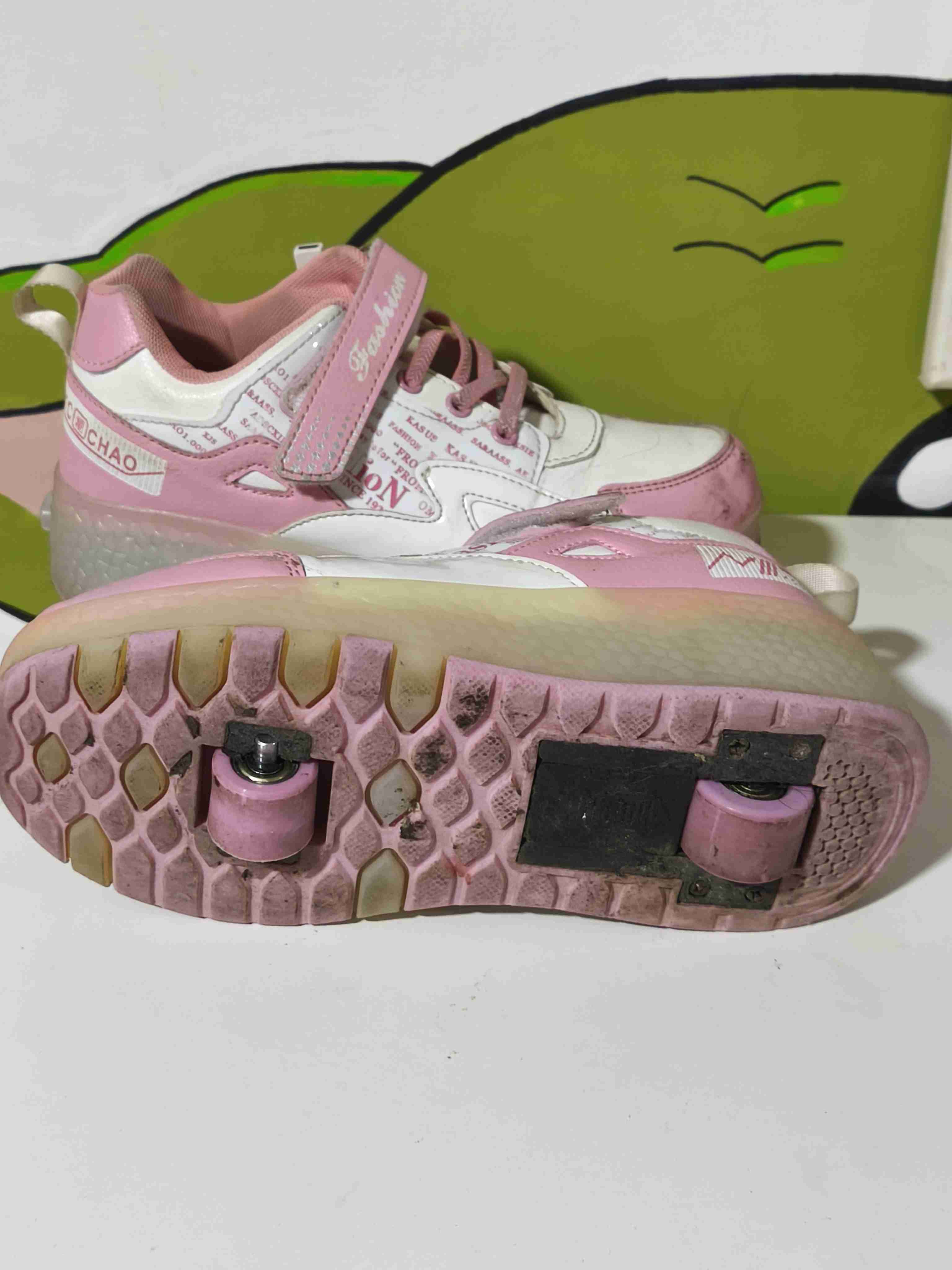Zapatillas con ruedas rosadas y blancas - miniatura 3