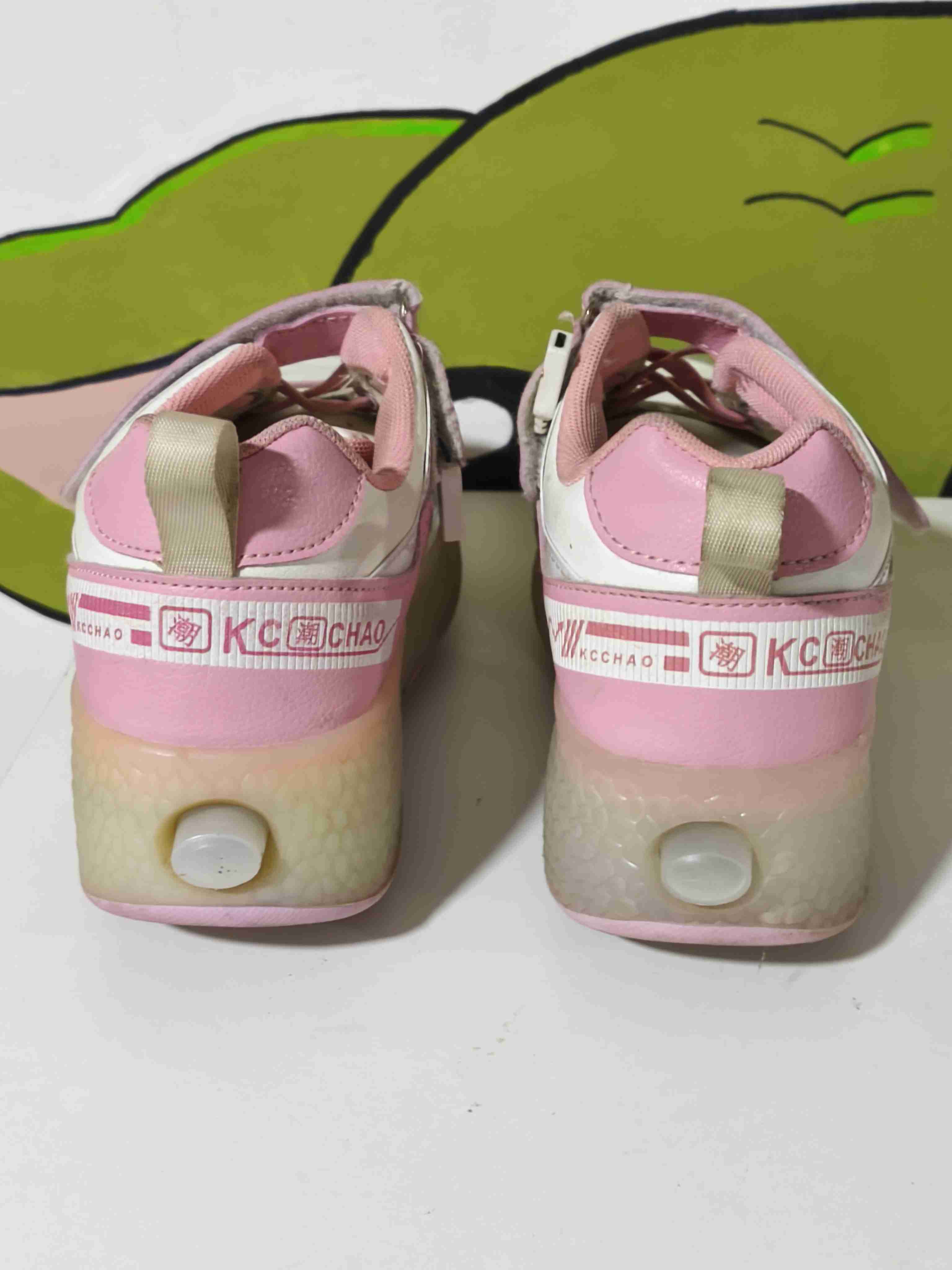 Zapatillas con ruedas rosadas y blancas - miniatura 4