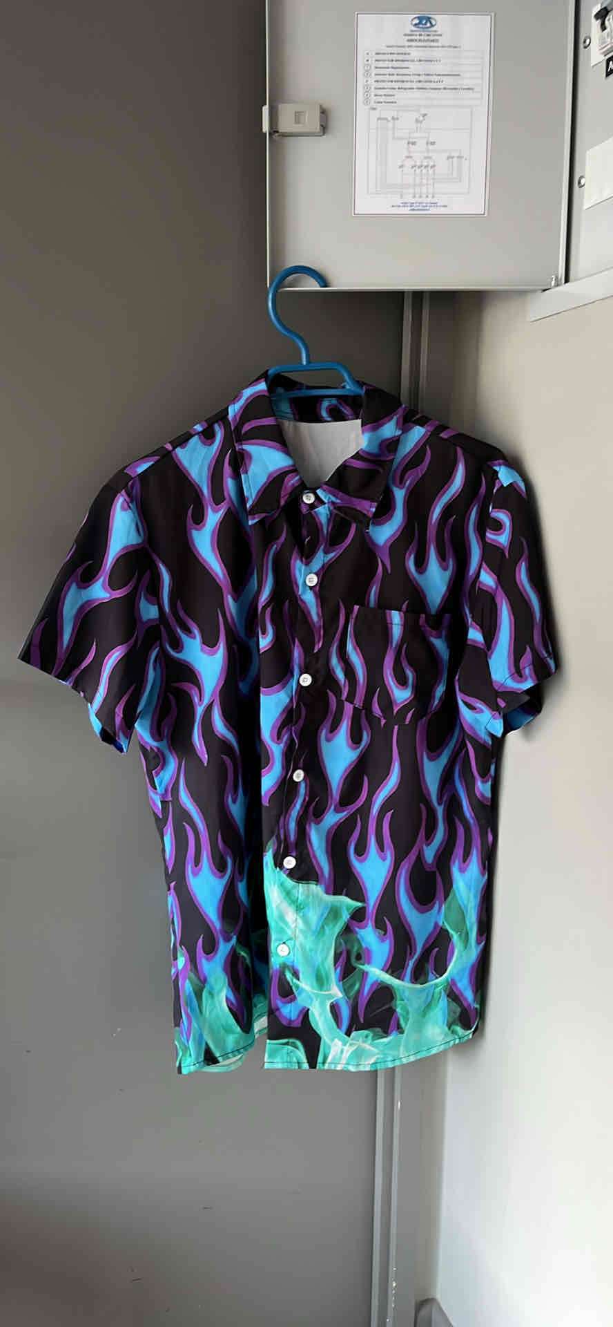 Camisa con llamas moradas y azules - miniatura 1