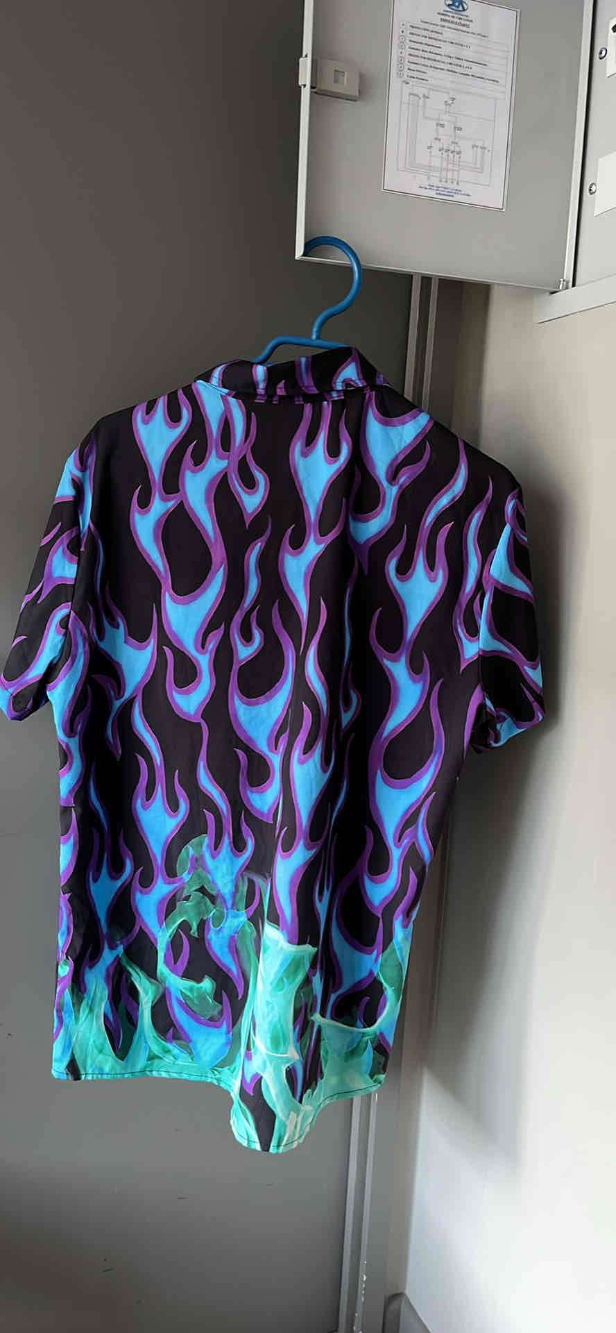 Camisa con llamas moradas y azules - miniatura 2