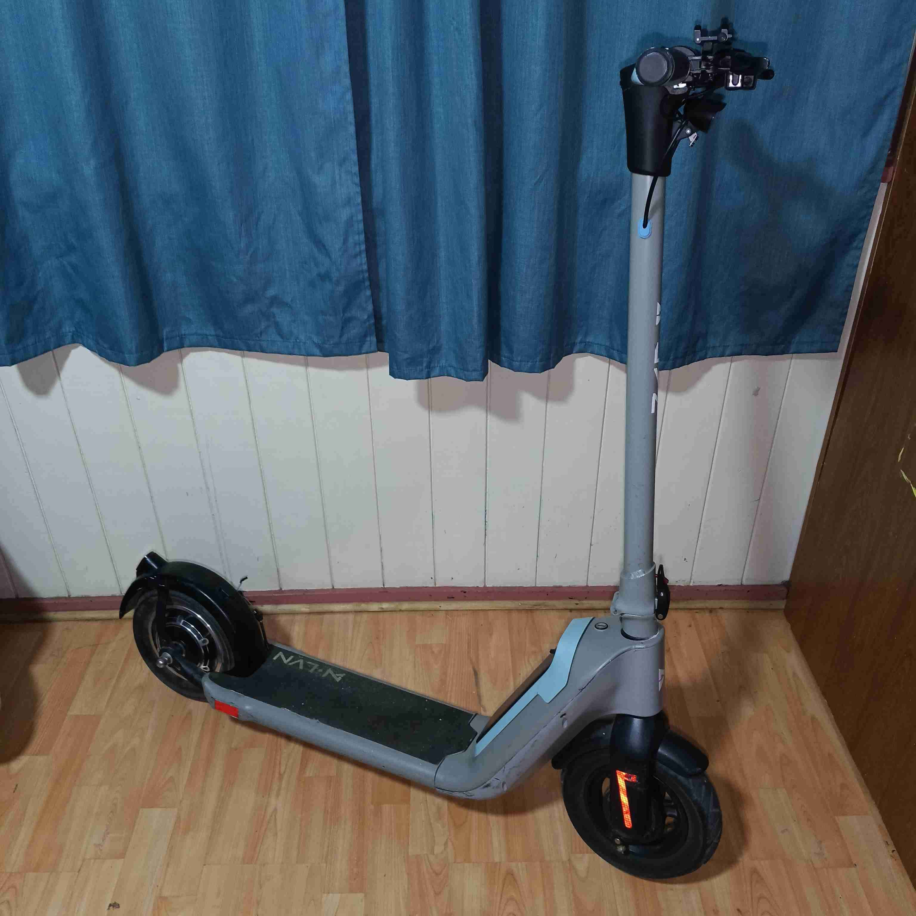 Scooter eléctrico urbano gris - miniatura 1