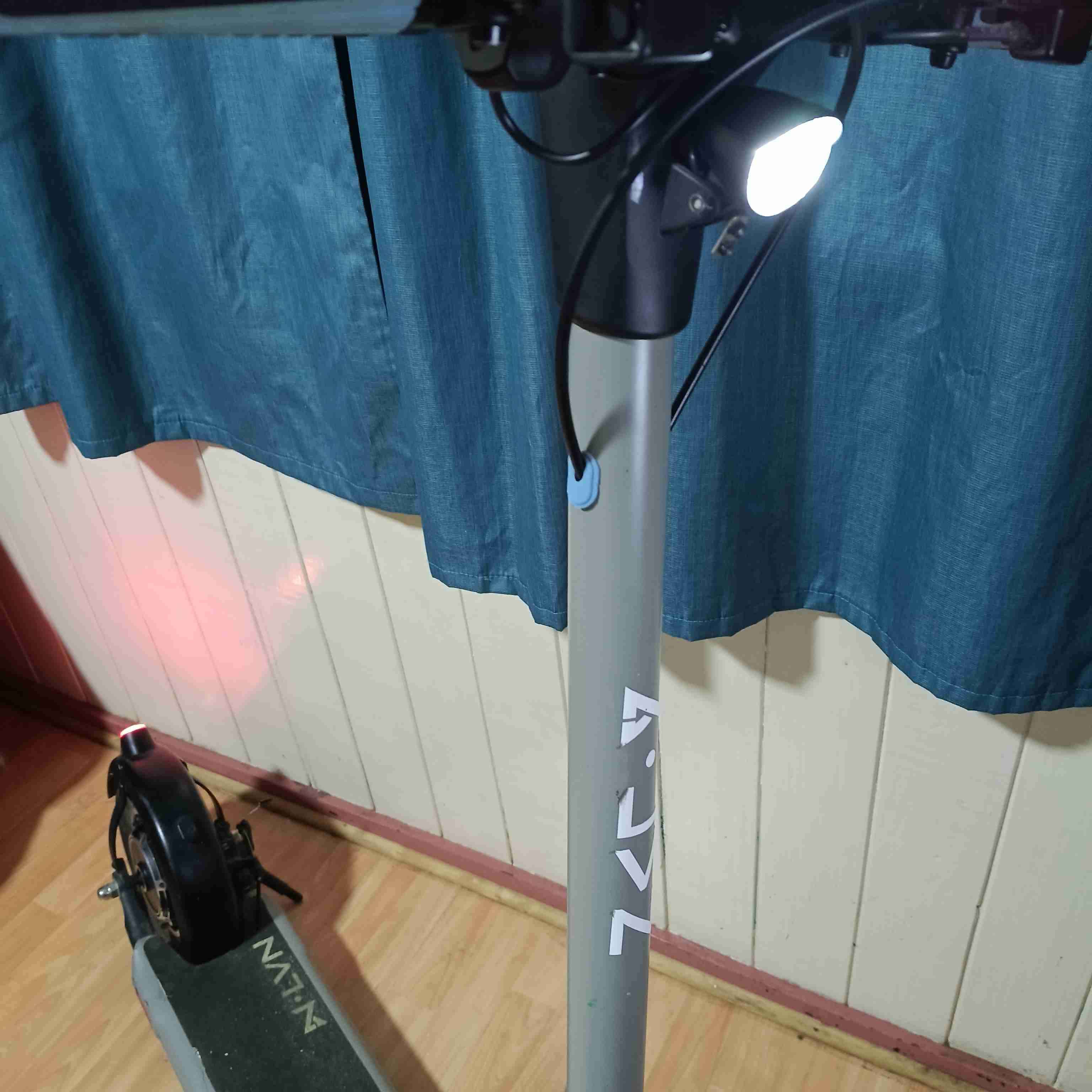 Scooter eléctrico urbano gris - miniatura 3