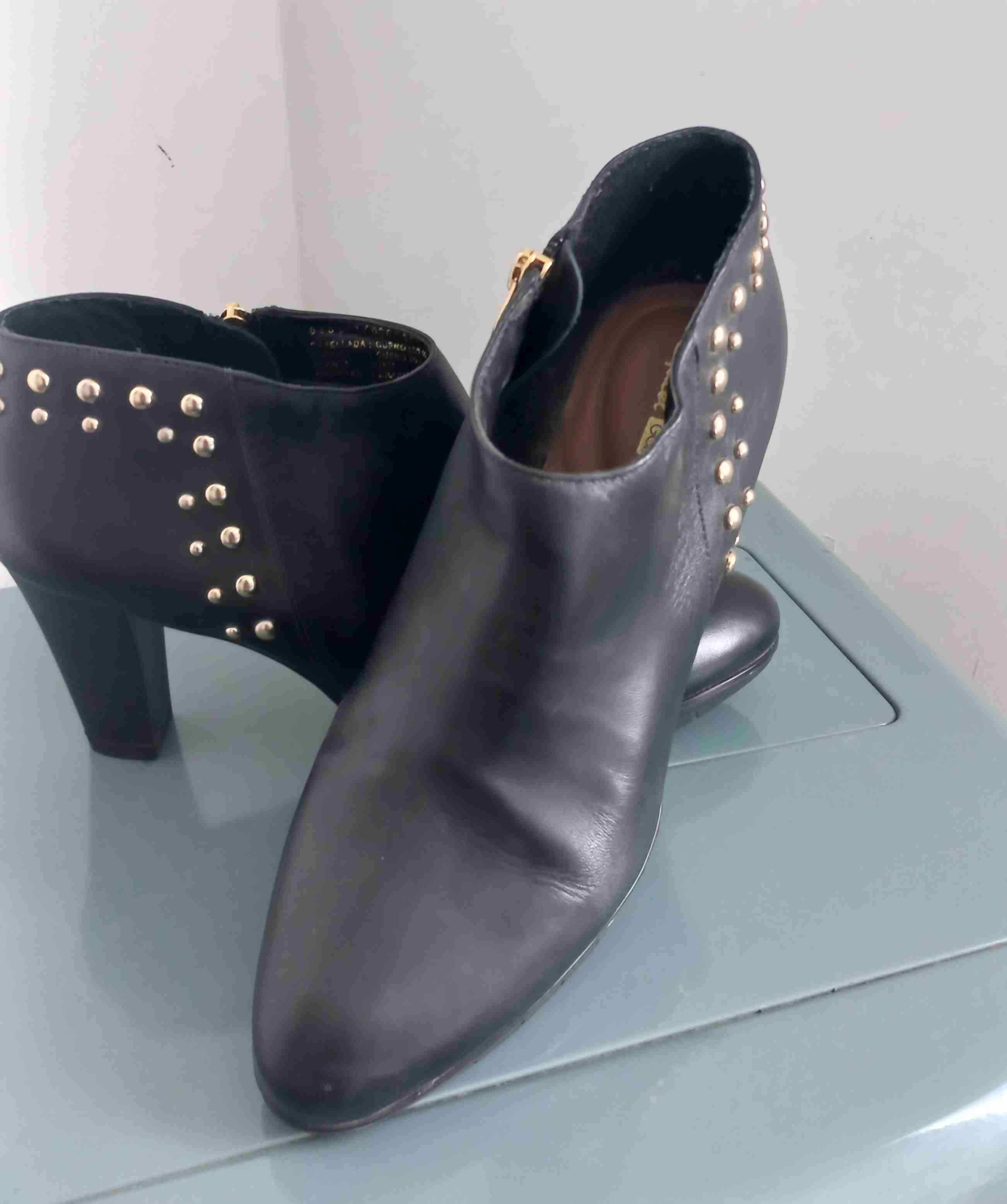Botines negros con tachas