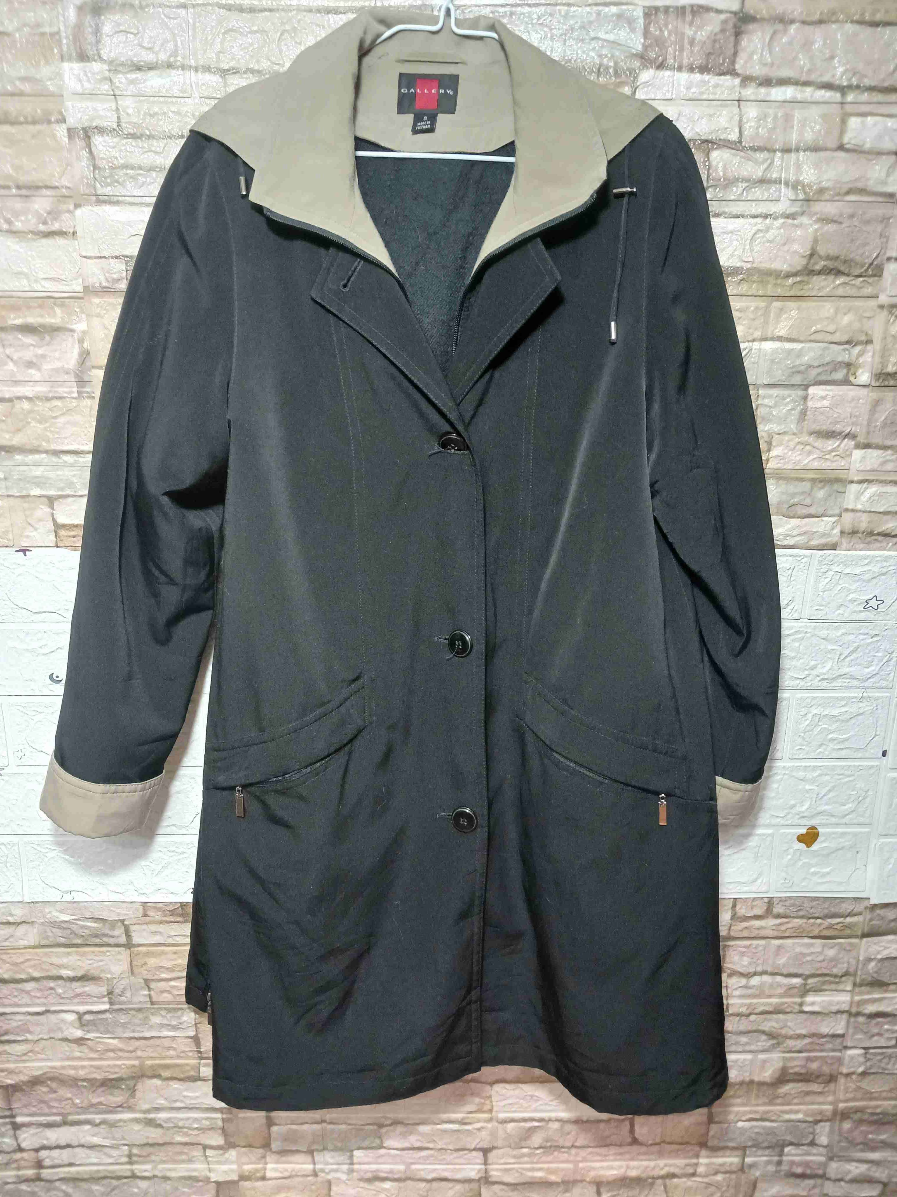 Abrigo negro con cuello beige - miniatura 1