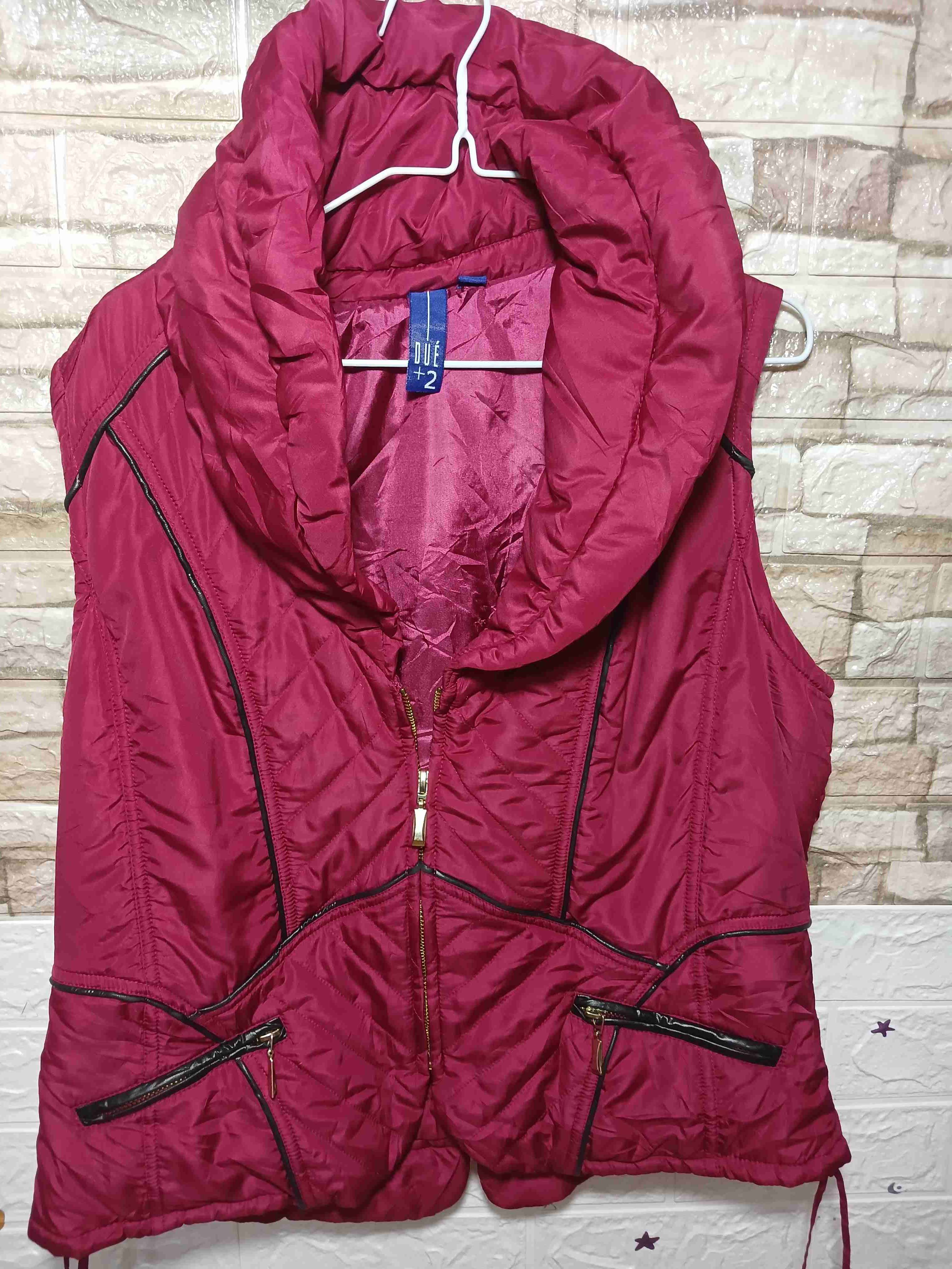 Abrigo negro con cuello beige - miniatura 2