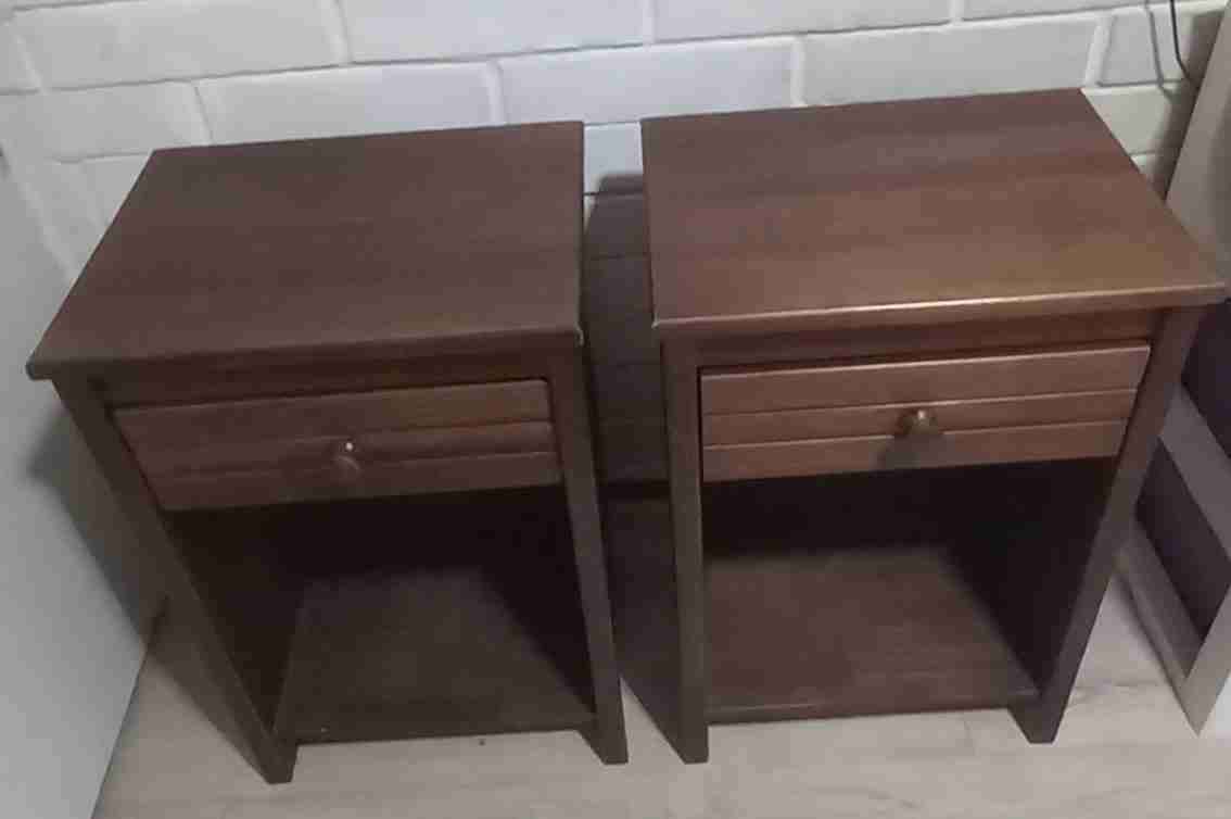 Veladores de madera con cajón