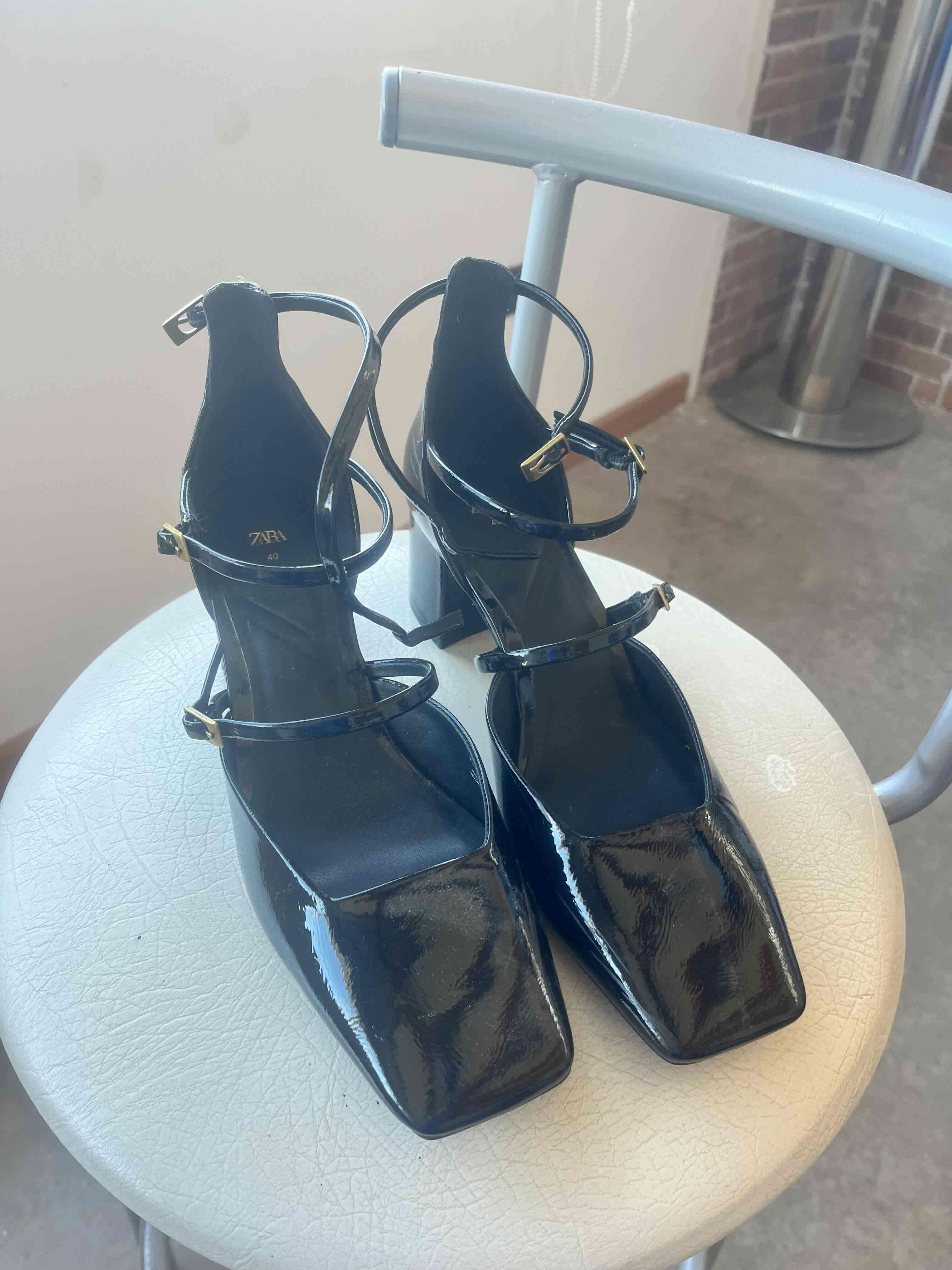 Zapatos negros de charol con correa - miniatura 1