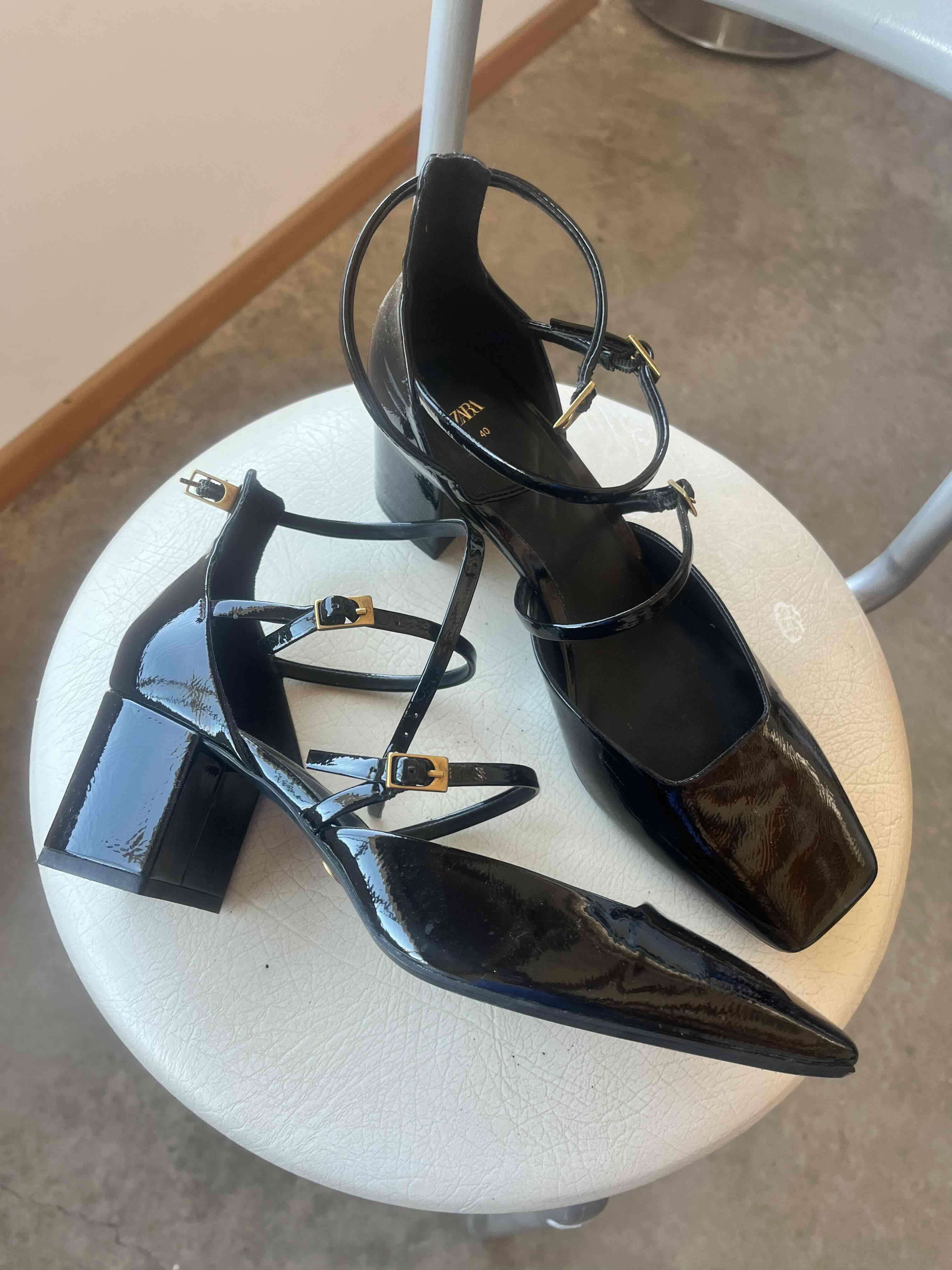 Zapatos negros de charol con correa - miniatura 2