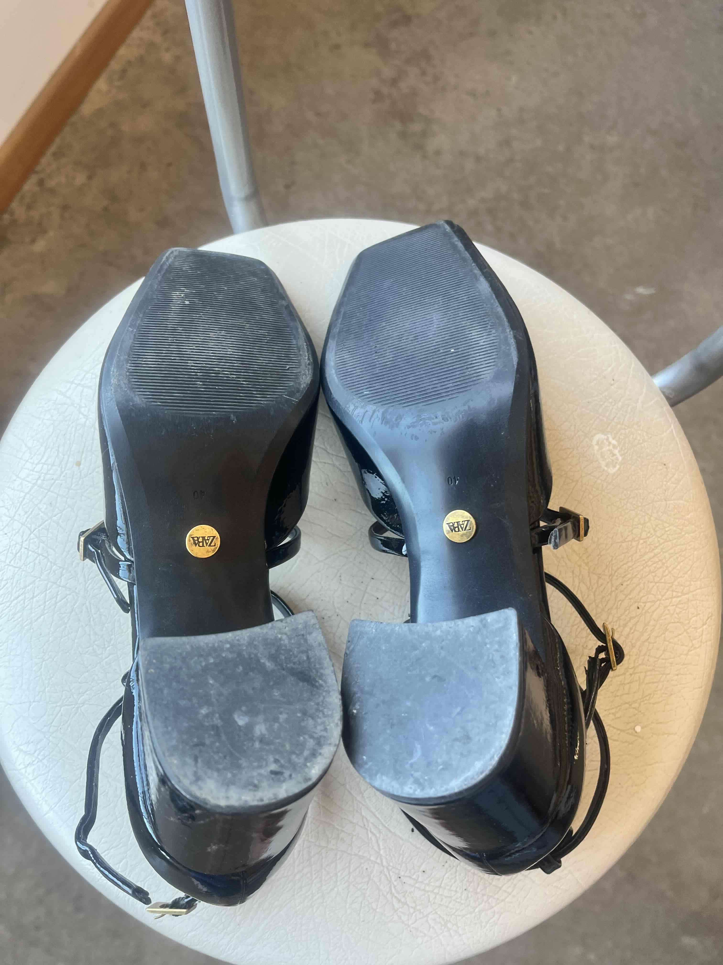 Zapatos negros de charol con correa - miniatura 3