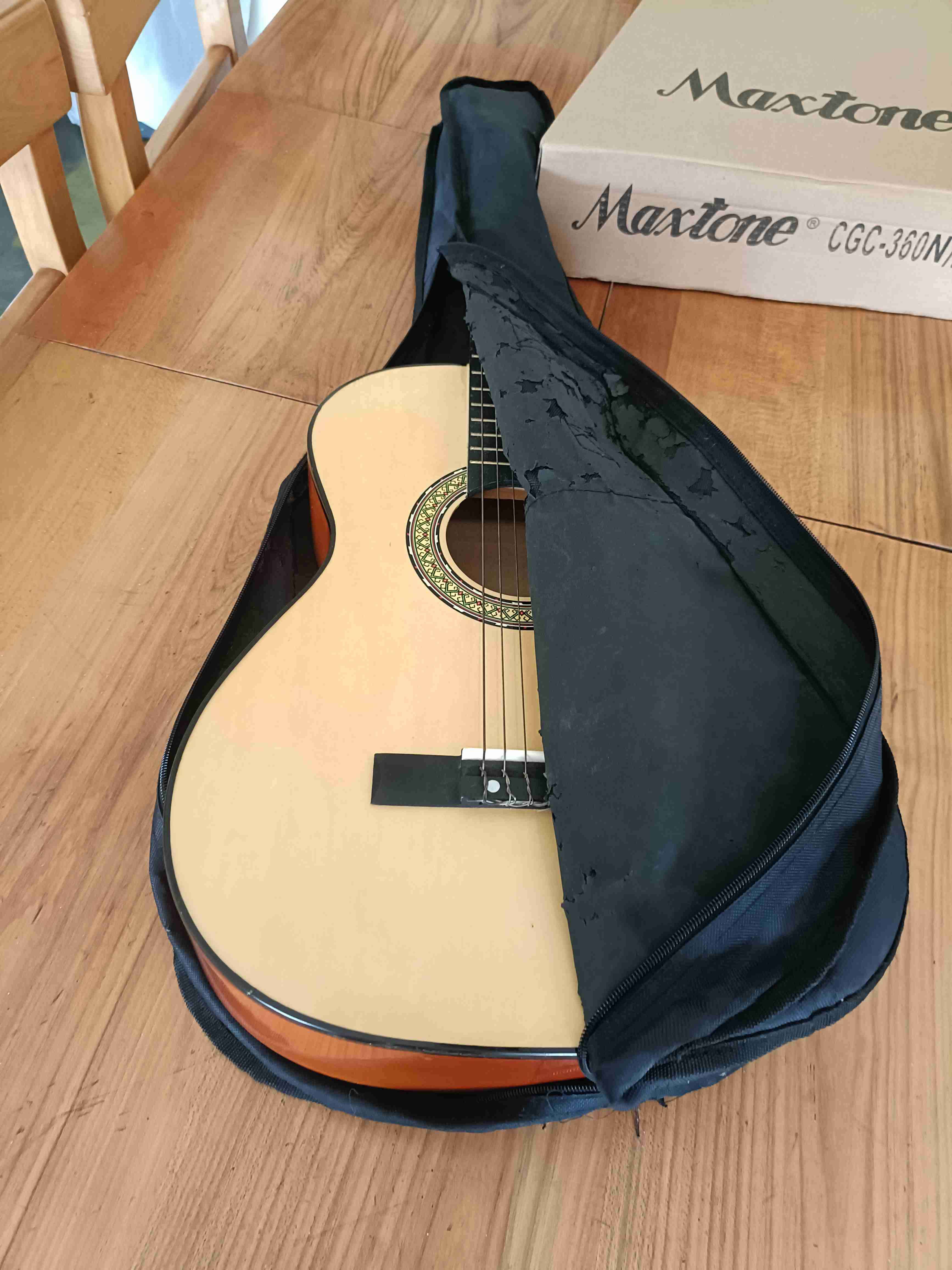 Funda negra para guitarra, marca Maxtone 360. - miniatura 6