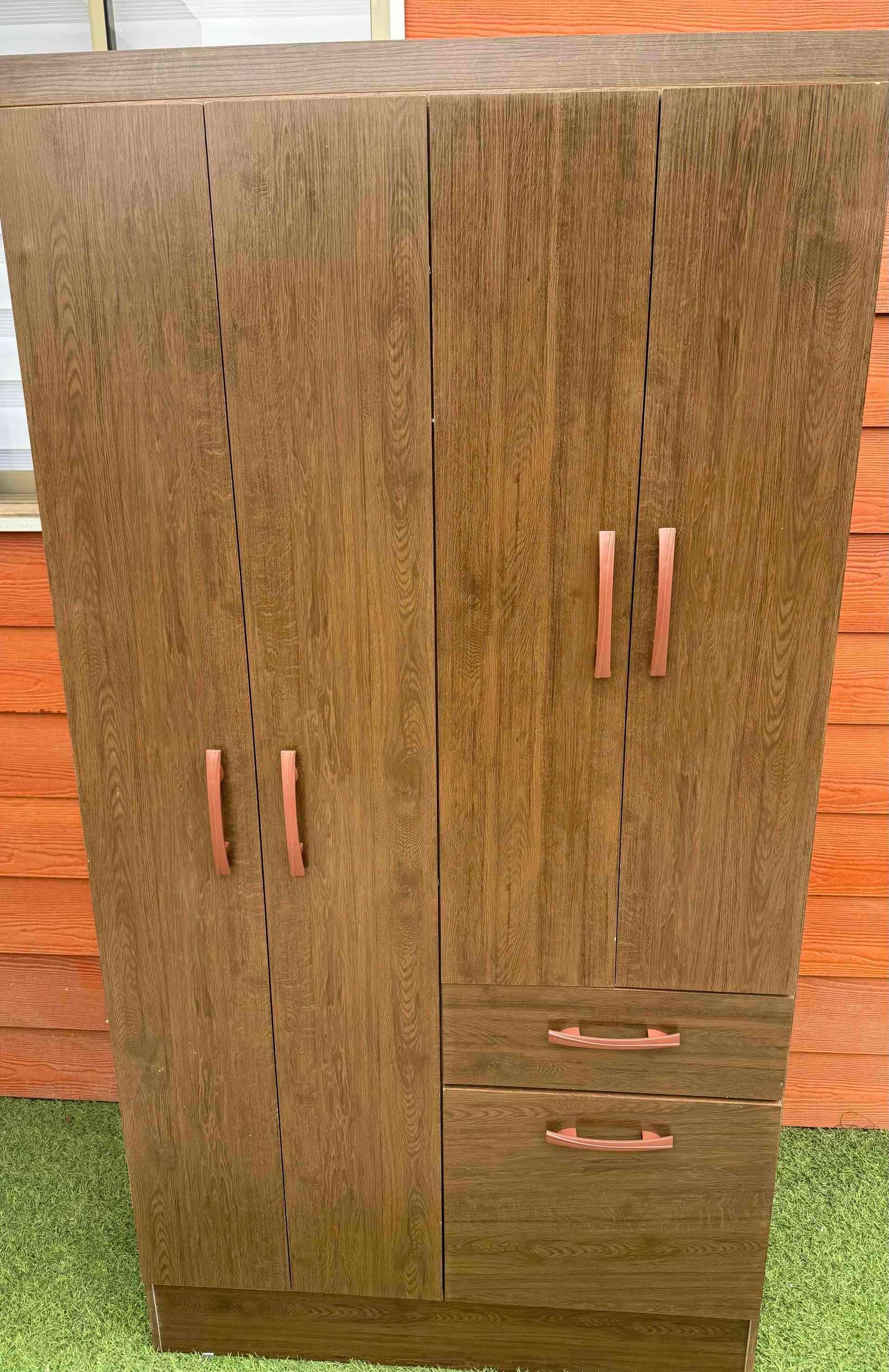 Armario de madera marrón - miniatura 1