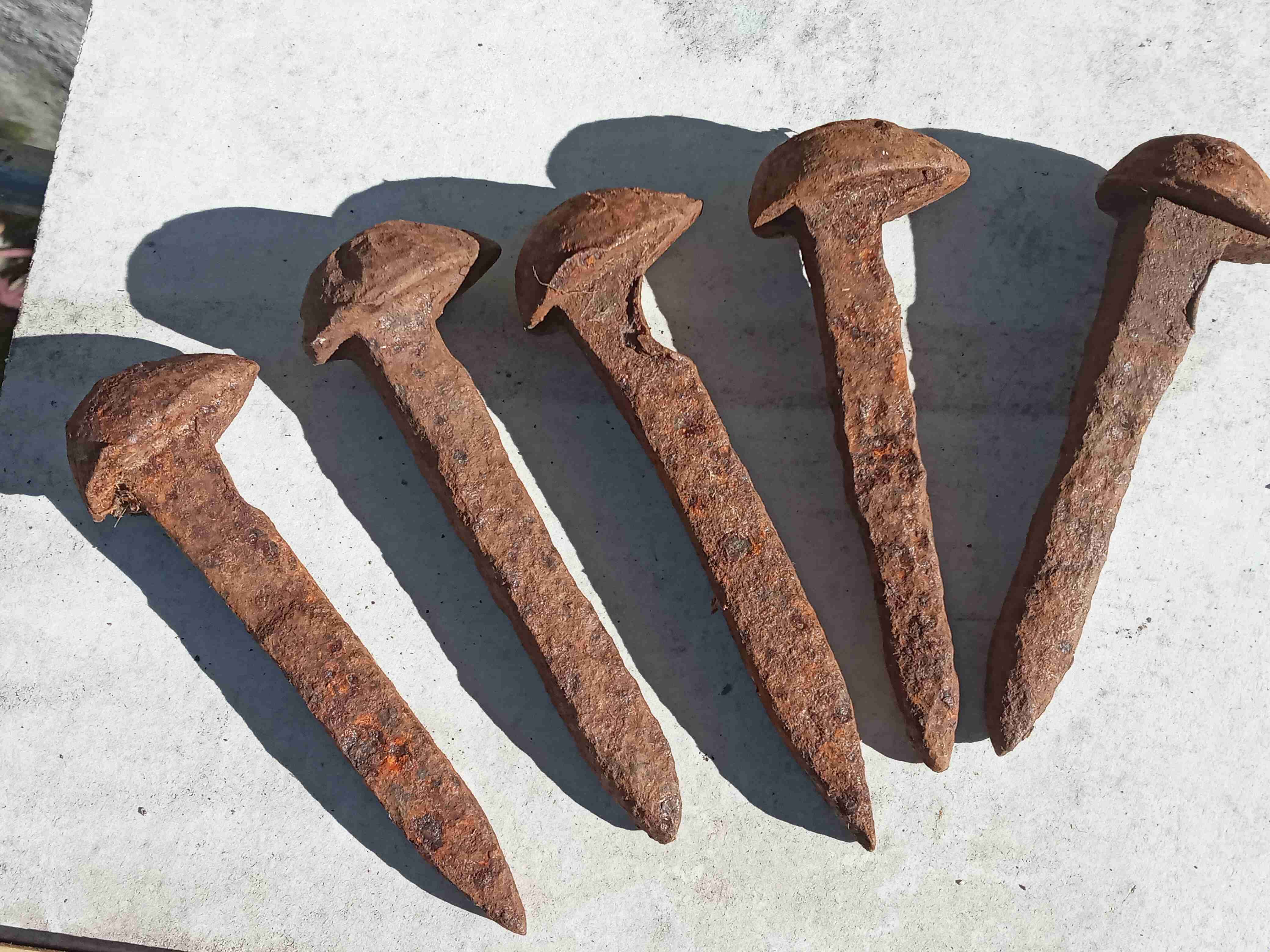 Clavos oxidados antiguos