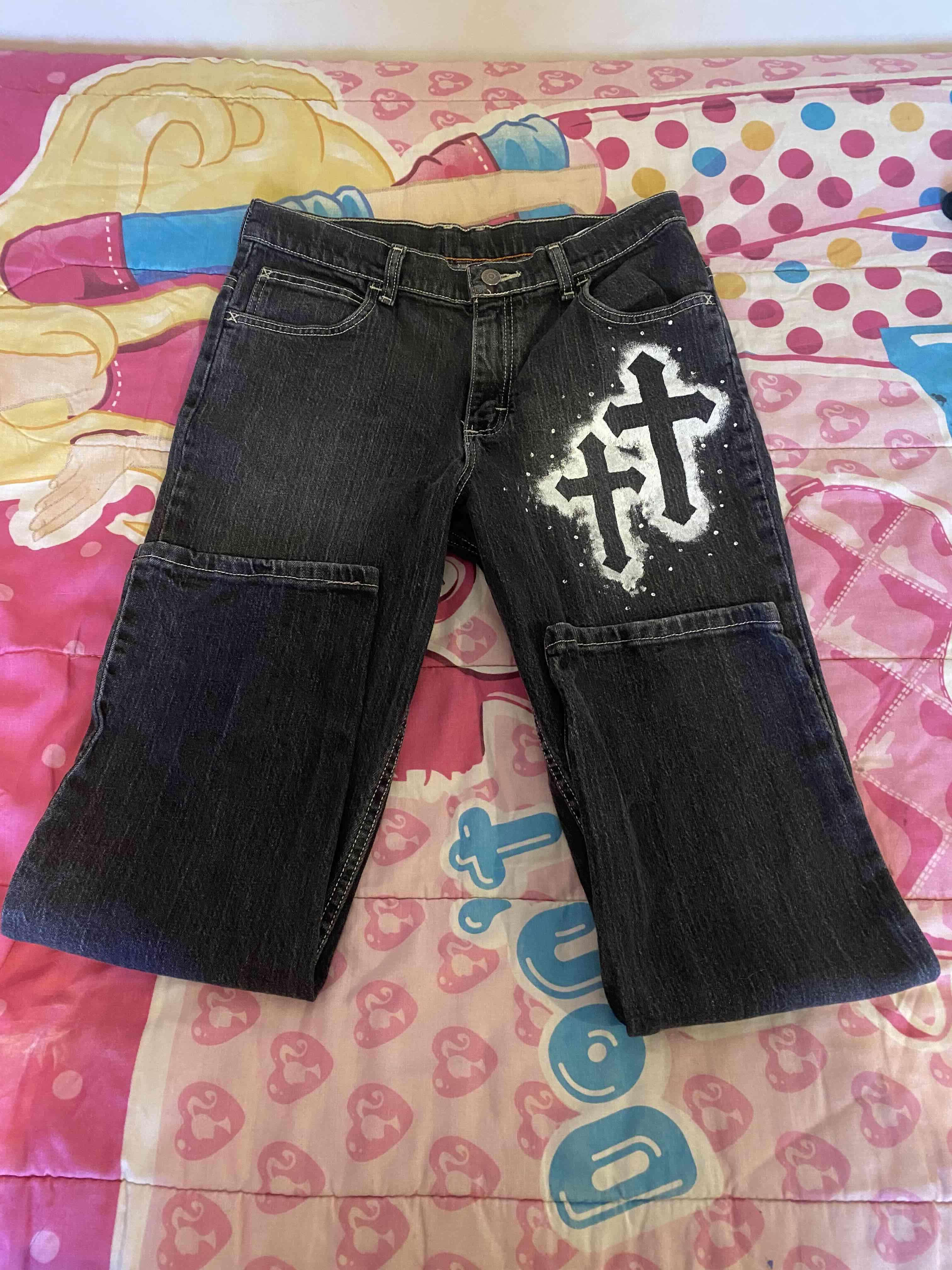 Jeans negros con diseño de cruces