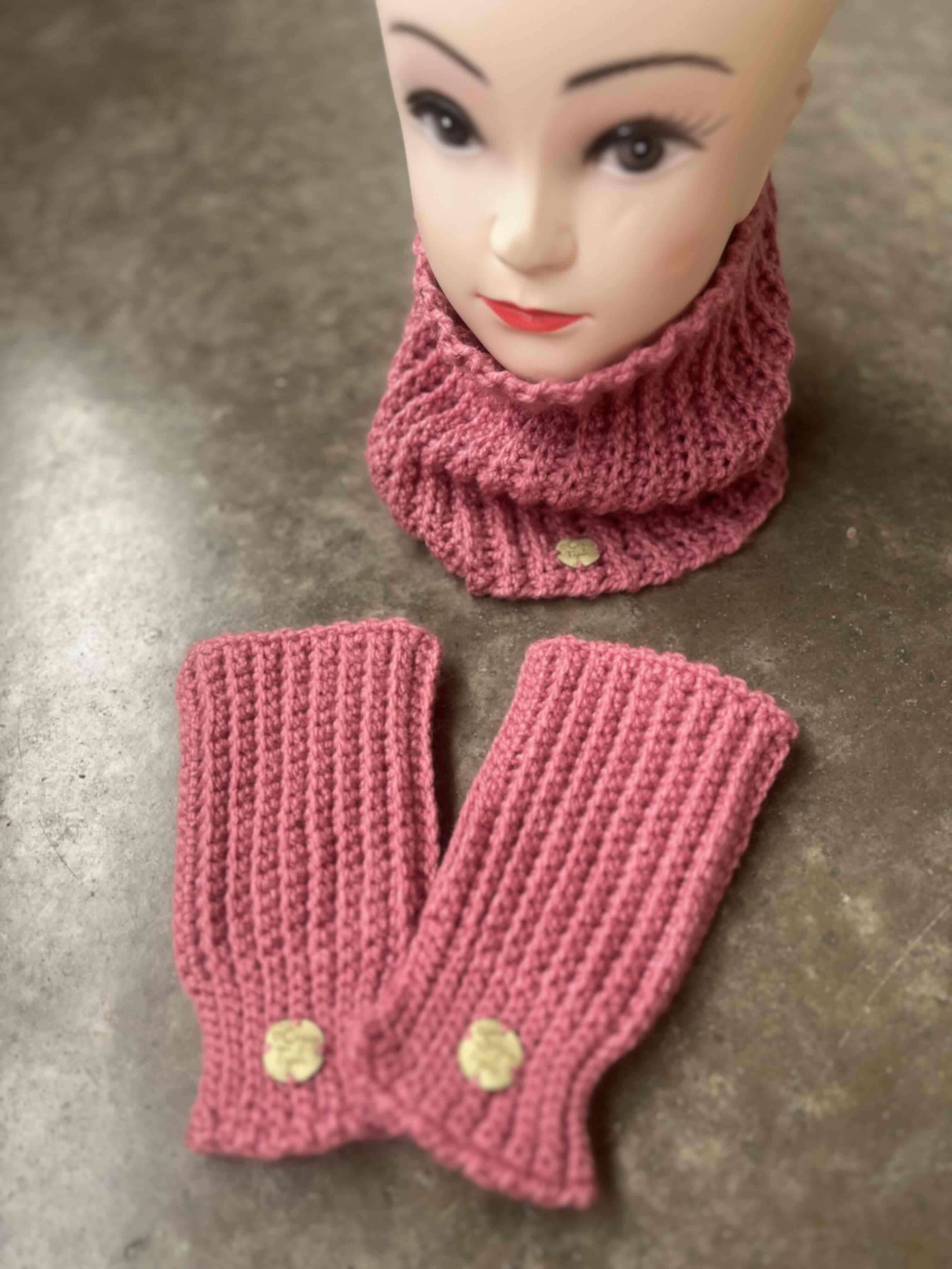 Conjunto de cuello y mitones tejidos - miniatura 1