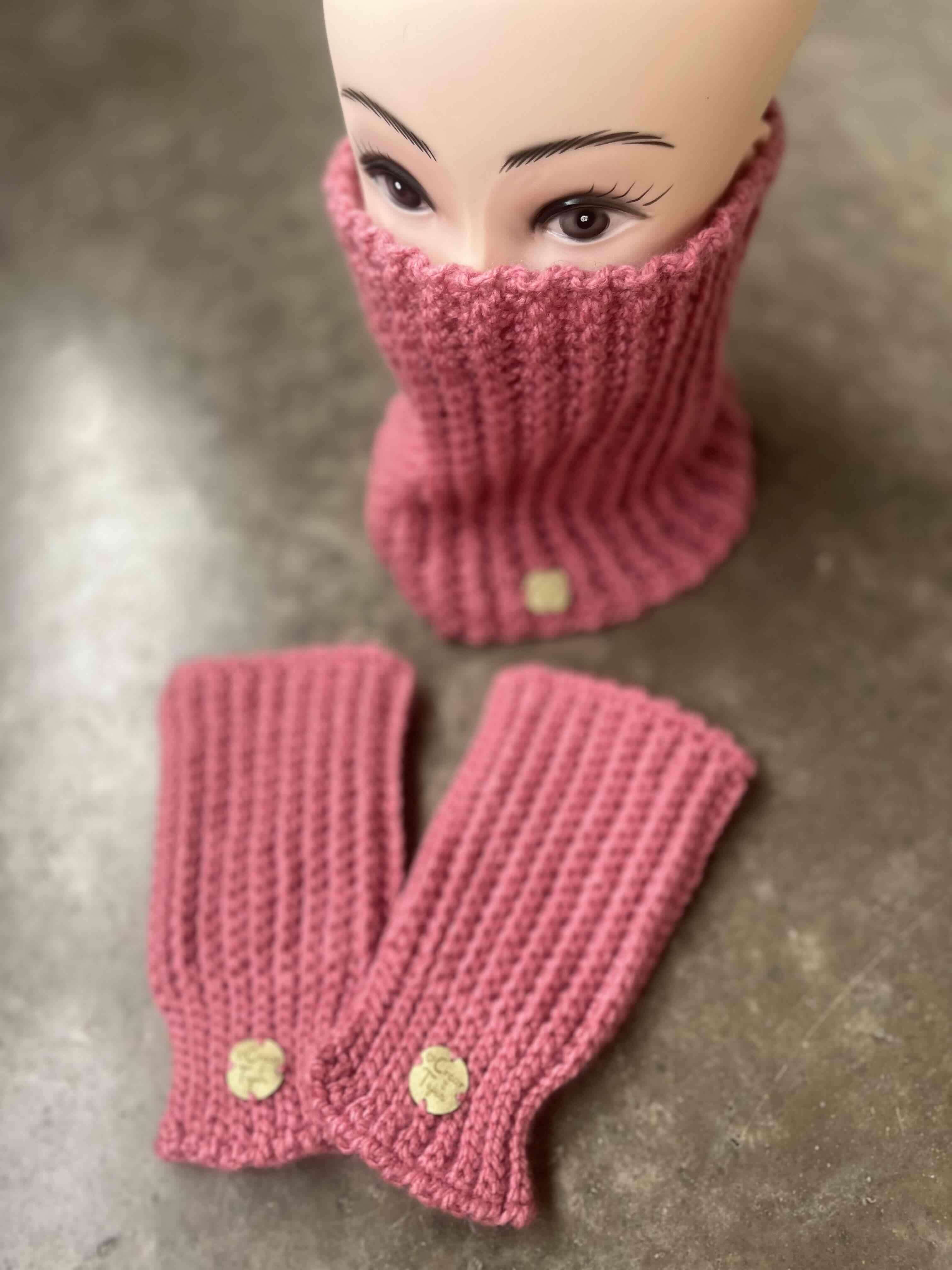 Conjunto de cuello y mitones tejidos - miniatura 2