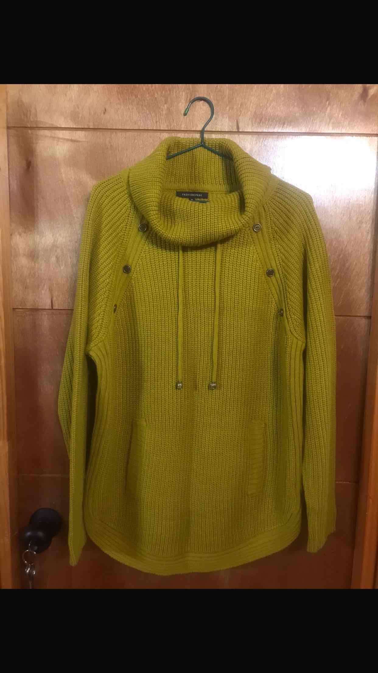 Suéter amarillo con cuello alto