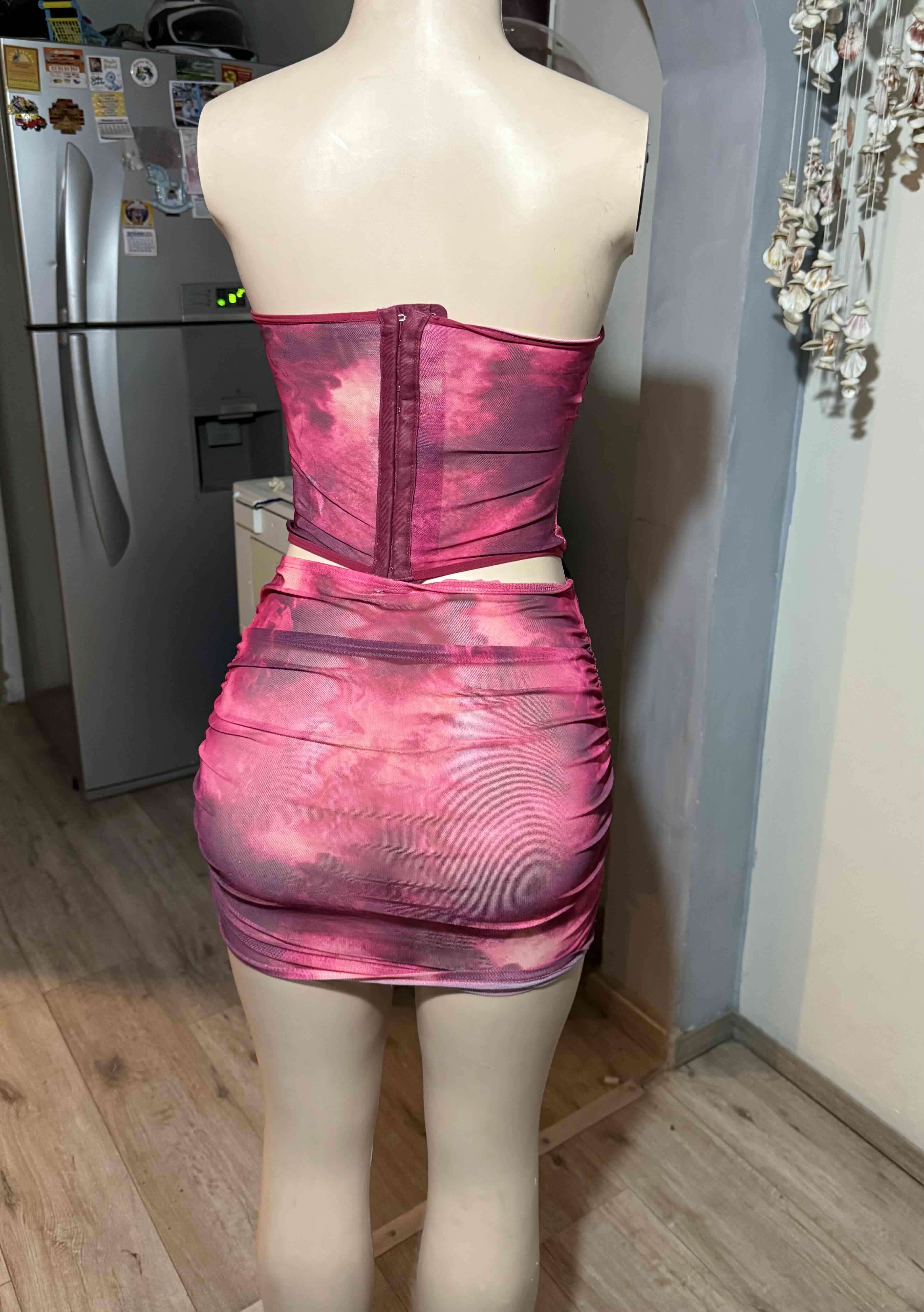 Vestido corto fucsia con corsé - miniatura 2