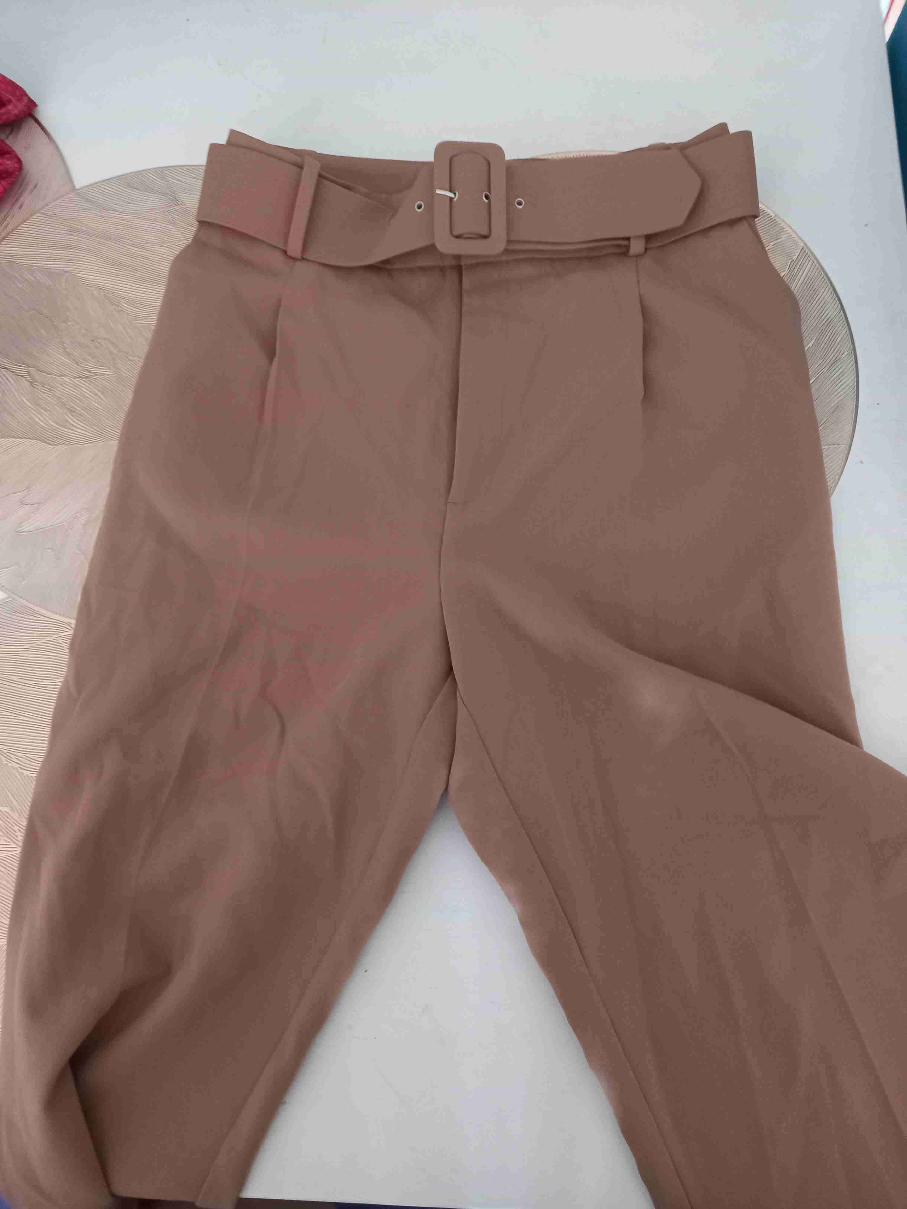 Pantalones marrones con cinturón