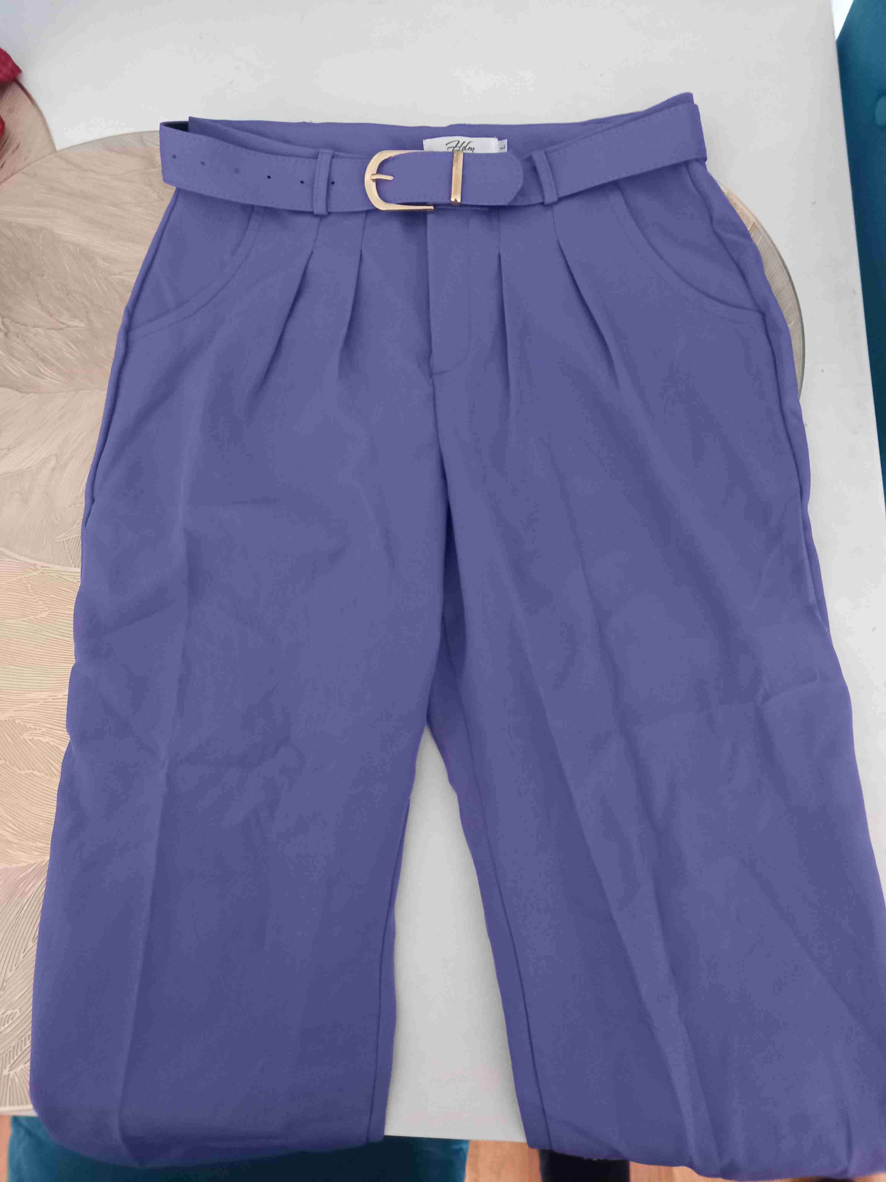 Pantalón morado con cinturón