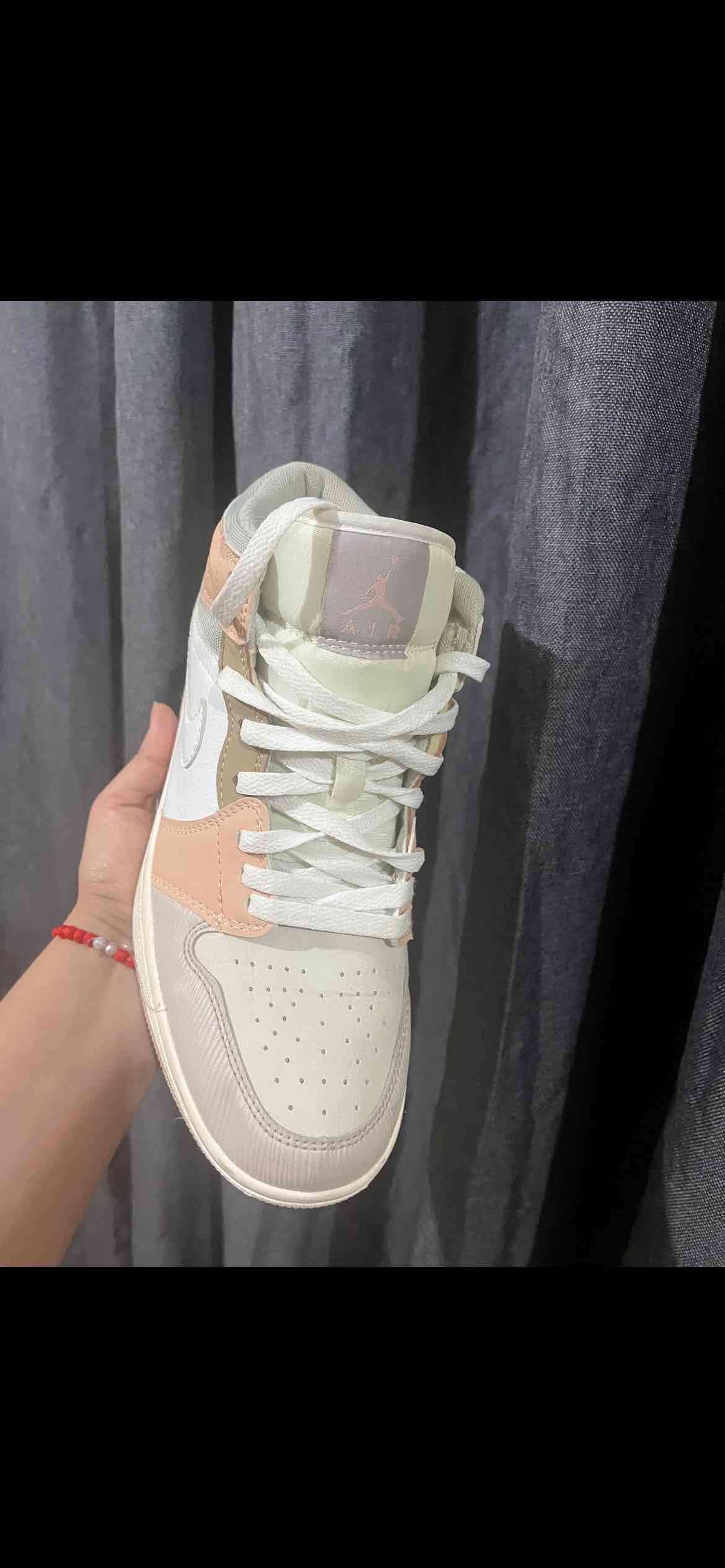 Zapatillas deportivas blancas y beige - miniatura 1