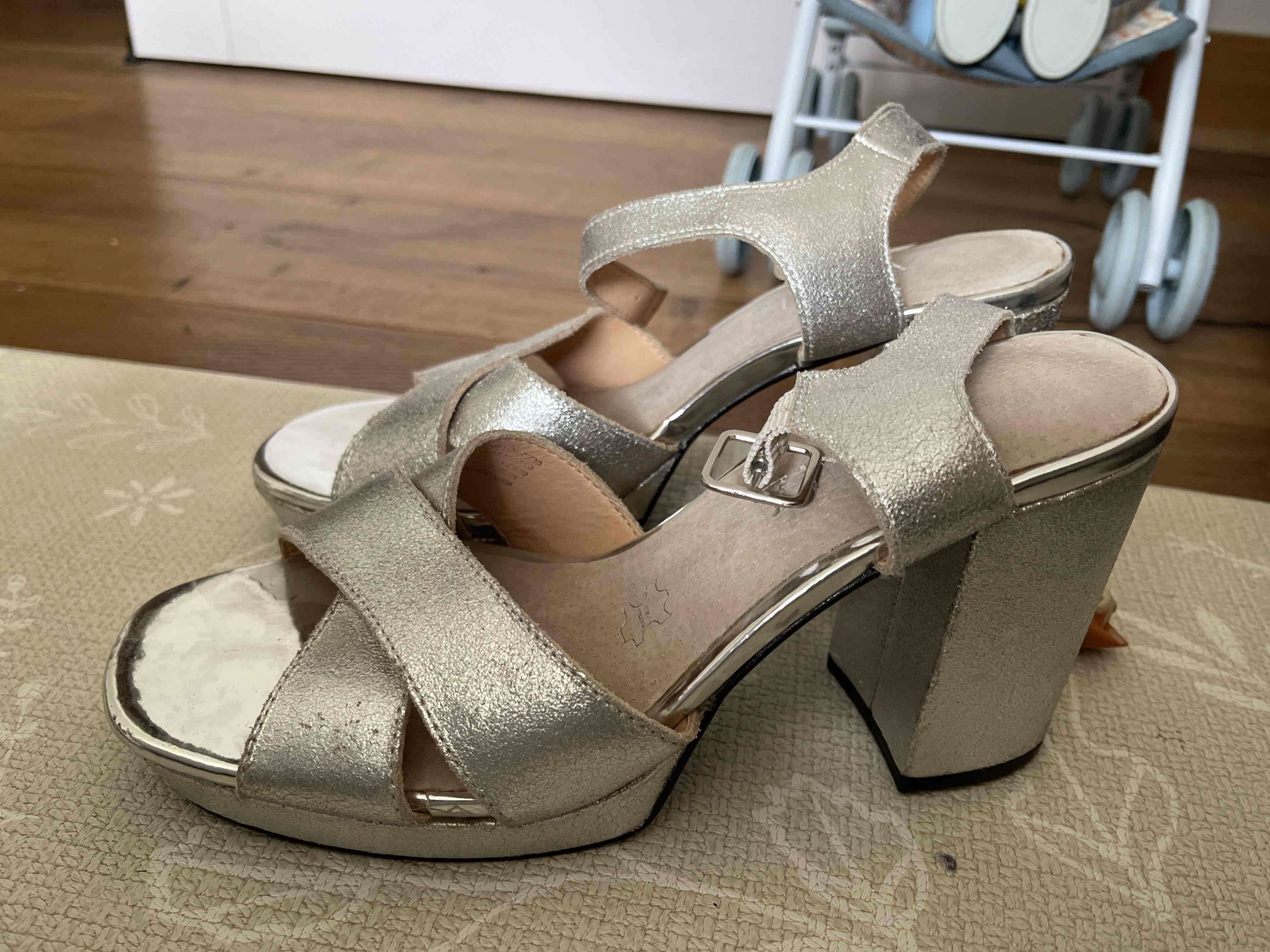 Zapatos plateados formales con taco - miniatura 2