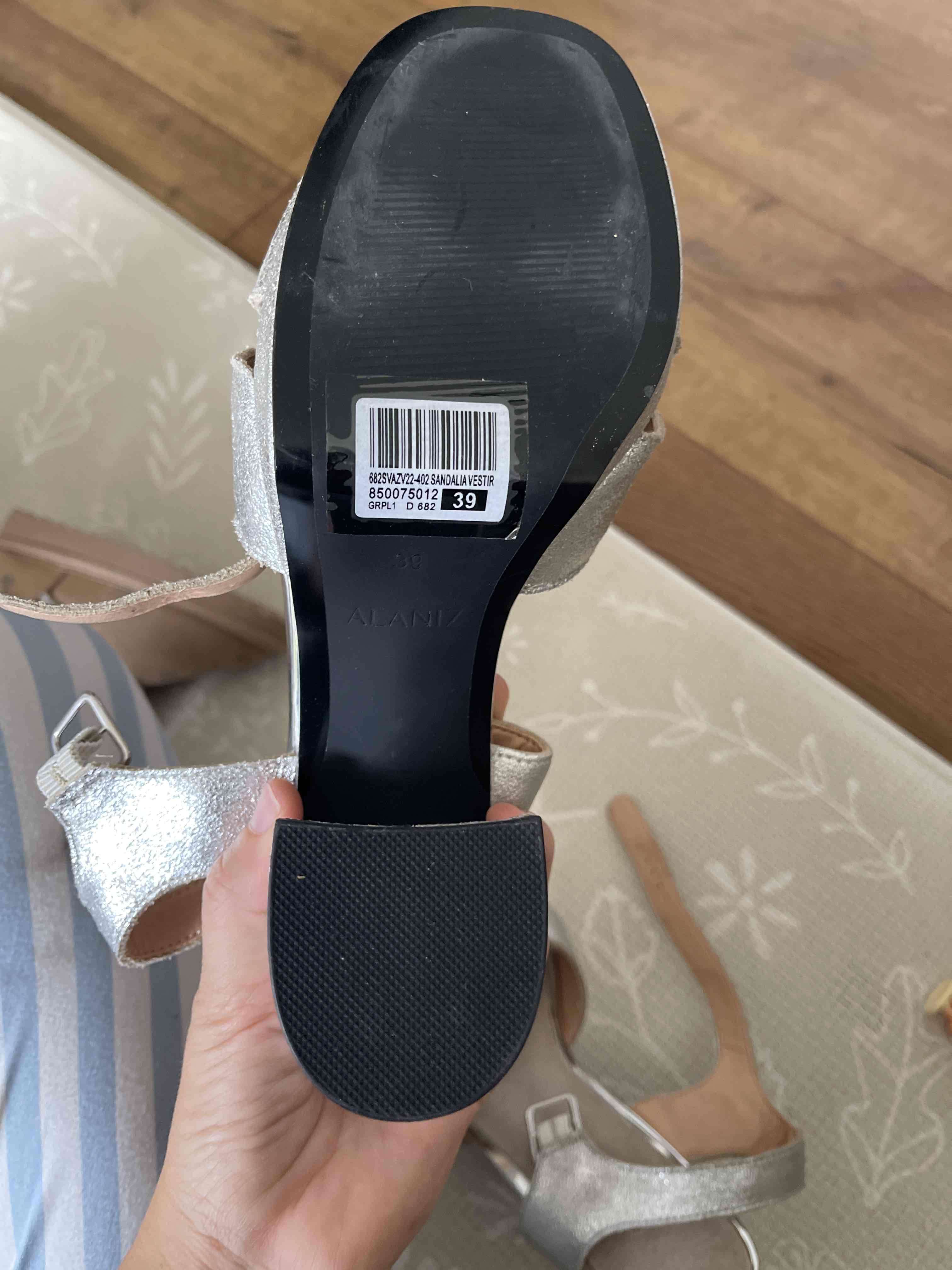 Zapatos plateados formales con taco - miniatura 3