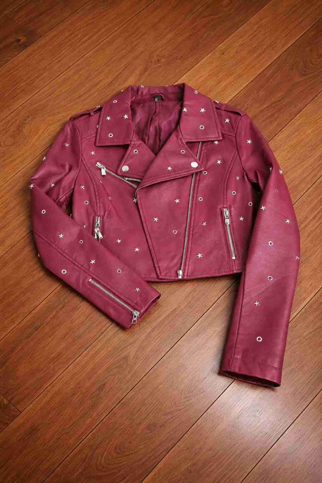 Chaqueta de cuero roja con tachas - miniatura 1