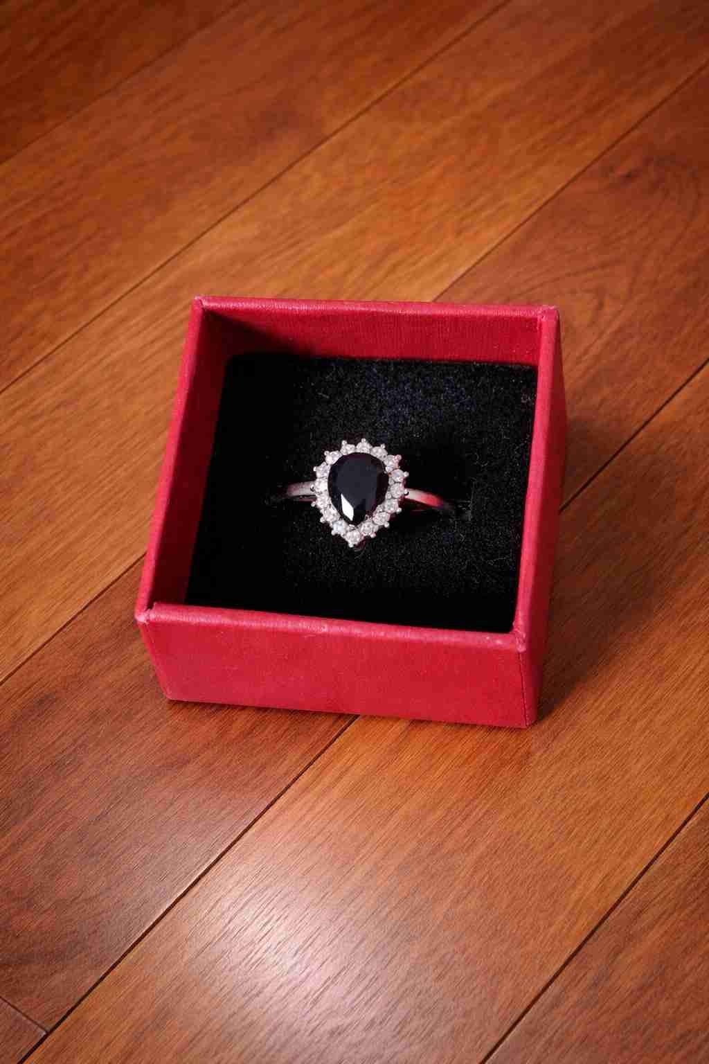 Chaqueta de cuero roja con tachas - miniatura 2