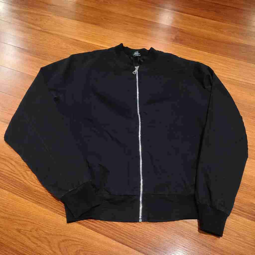 Chaqueta de cuero roja con tachas - miniatura 4