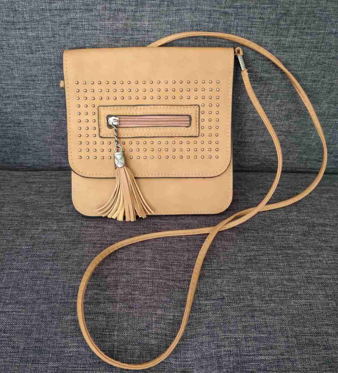 Cartera beige con tachas - miniatura 1