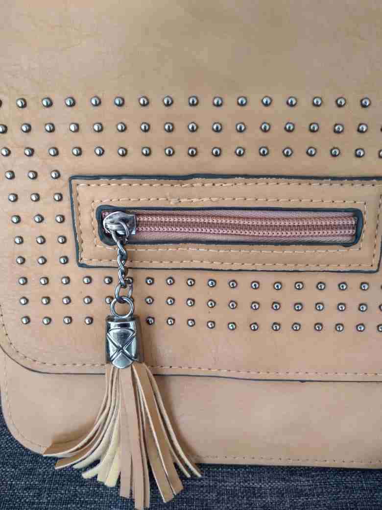 Cartera beige con tachas - miniatura 2